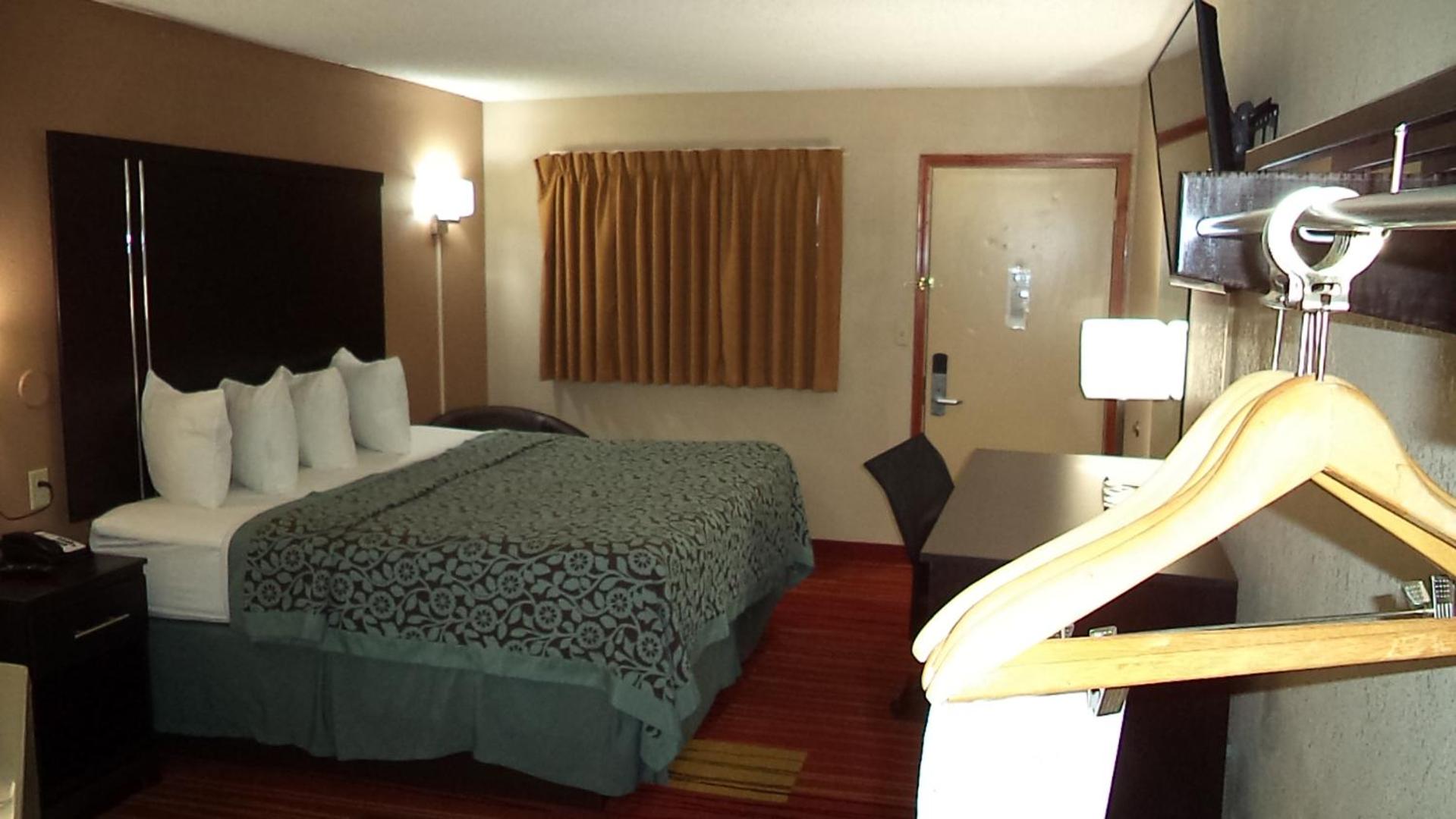 King Room - Non-Smoking - Photo 6