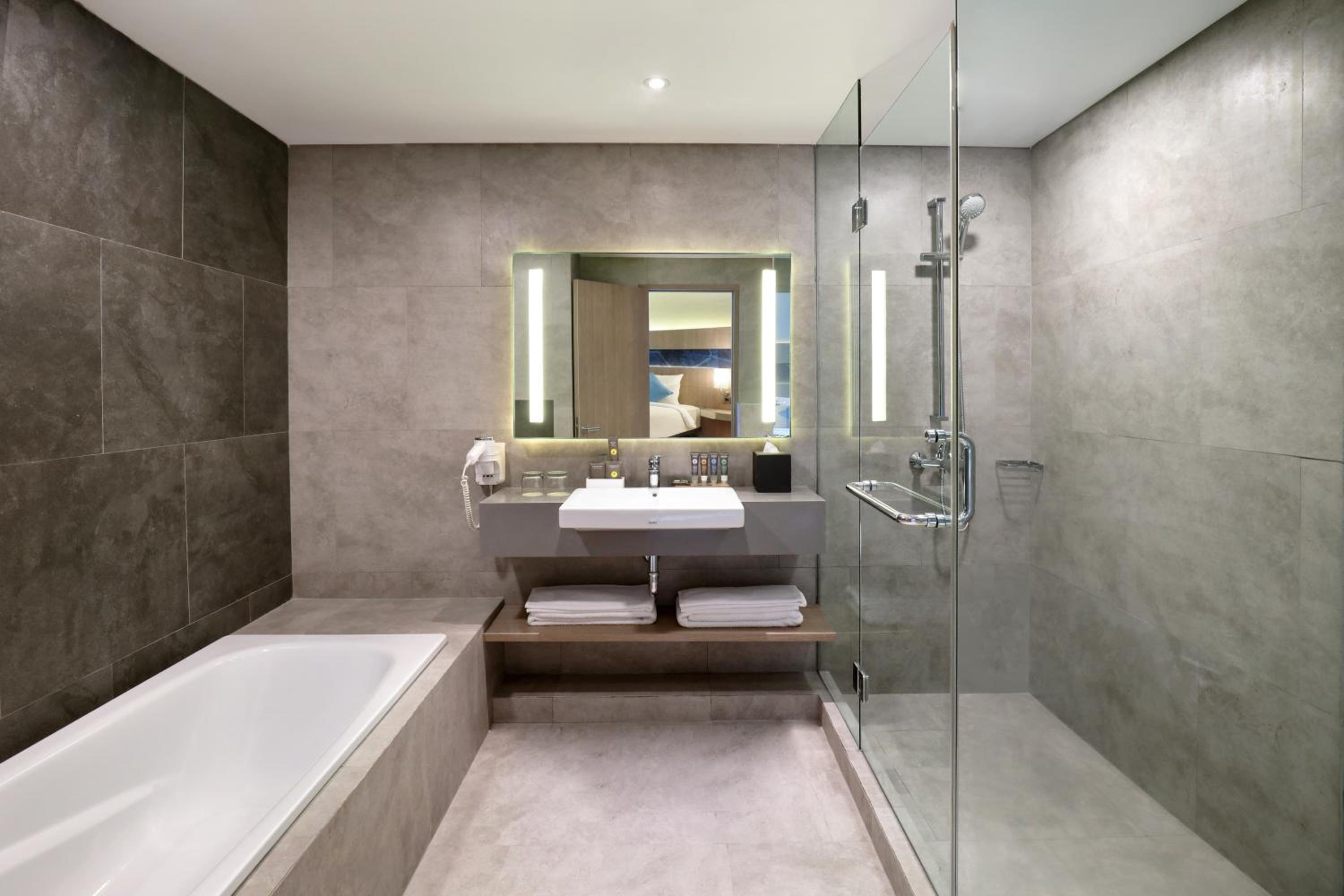 Premier Floor Executive Deluxe King Room - Photo 3