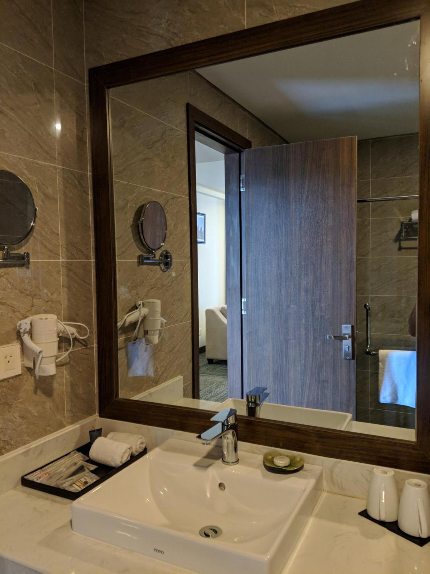 Deluxe King Room - Photo 4