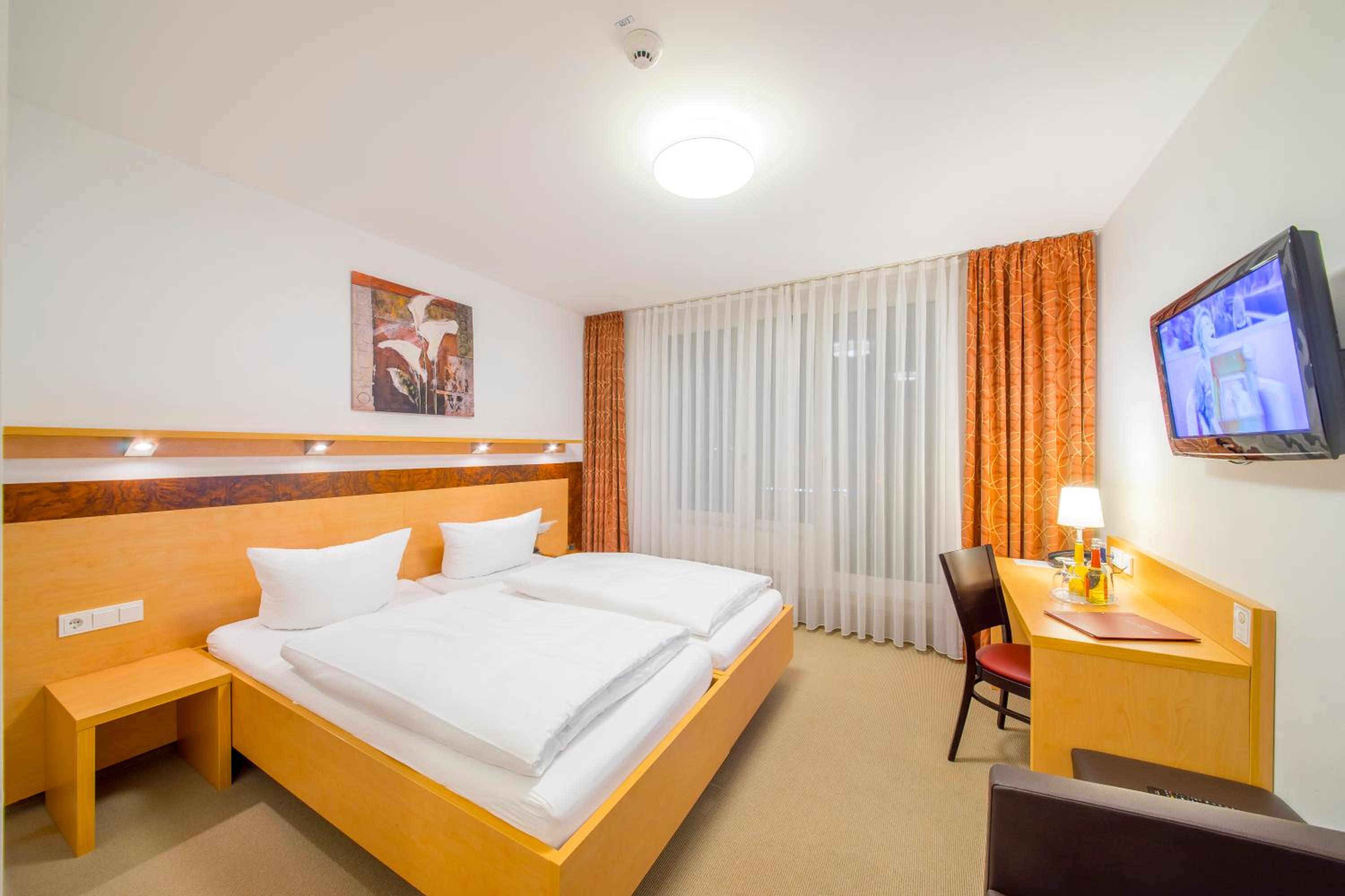 Deluxe Double Room with Balcony - Photo 3