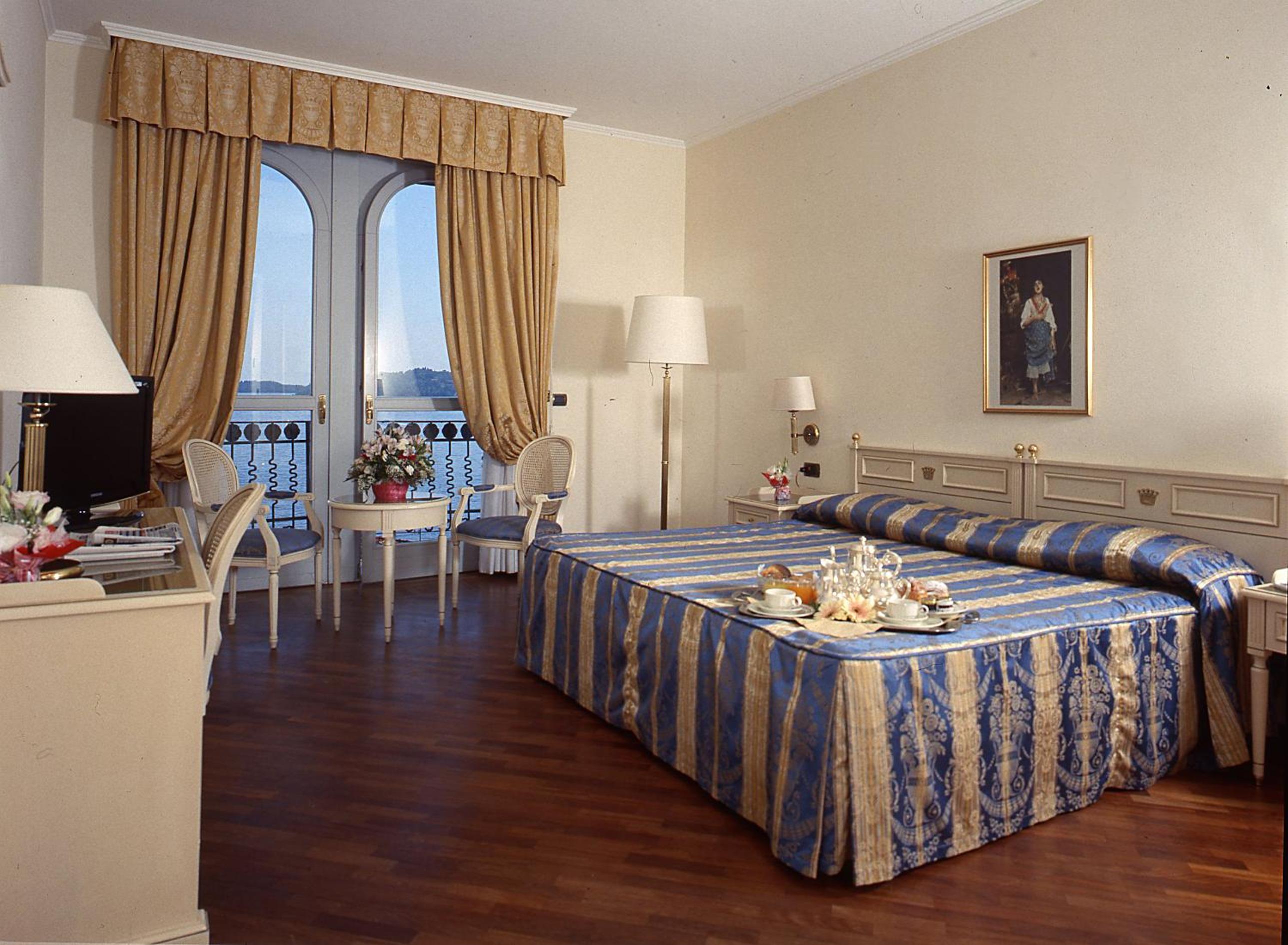Deluxe Double Room with Balcony and Lake View - Photo 2