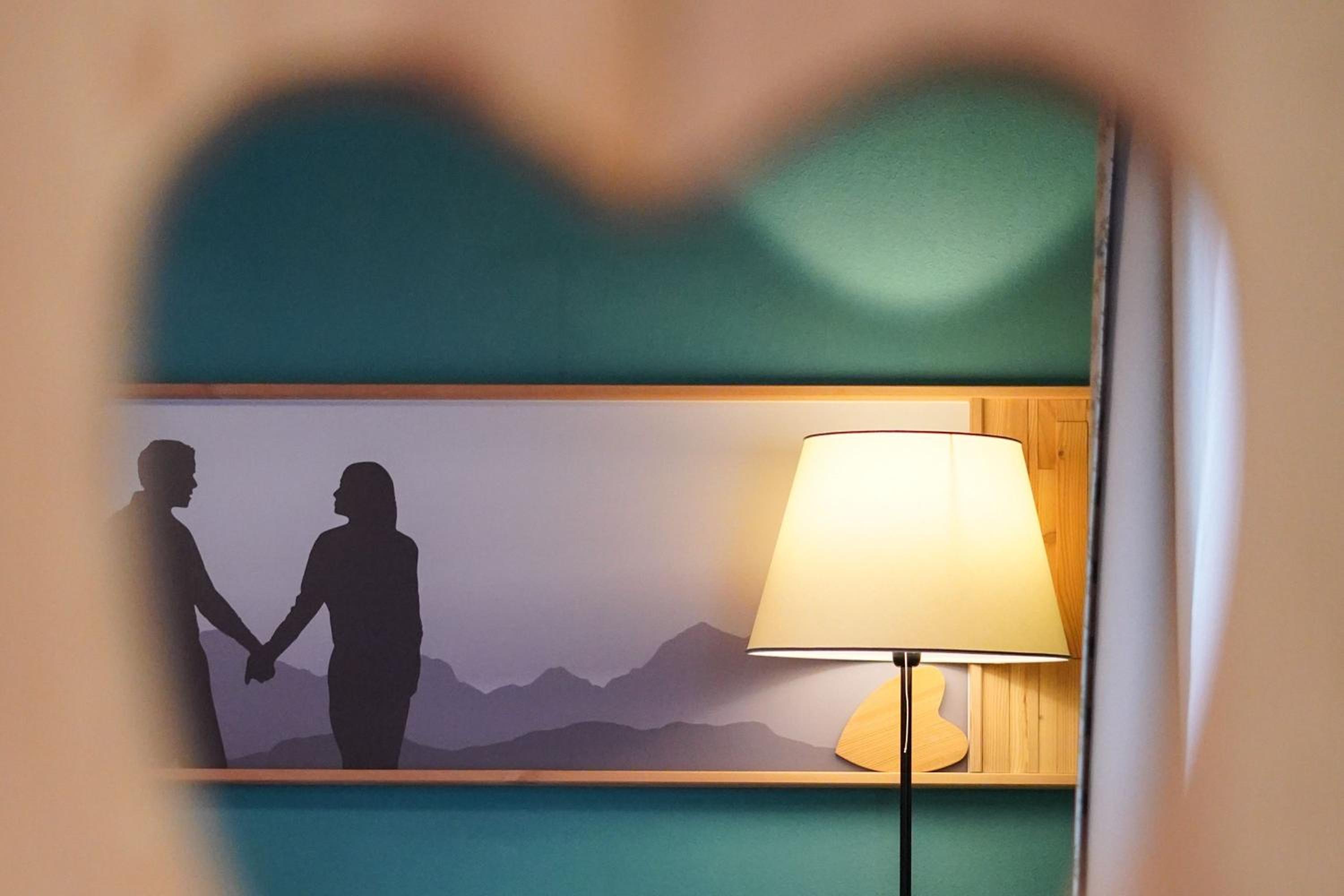 Honeymoon Suite - Photo 3