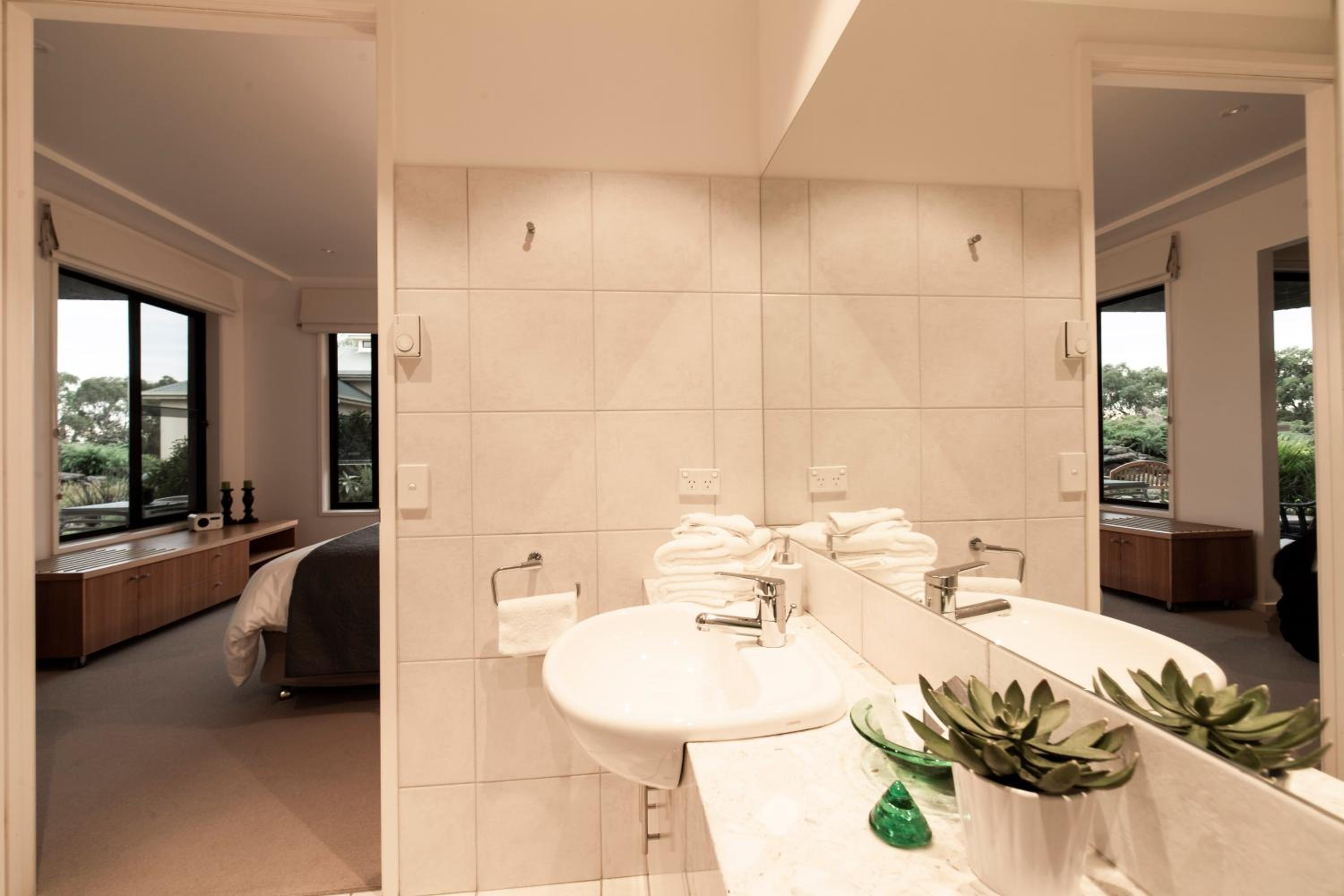 One-Bedroom Apartment with Garden Views photo 2