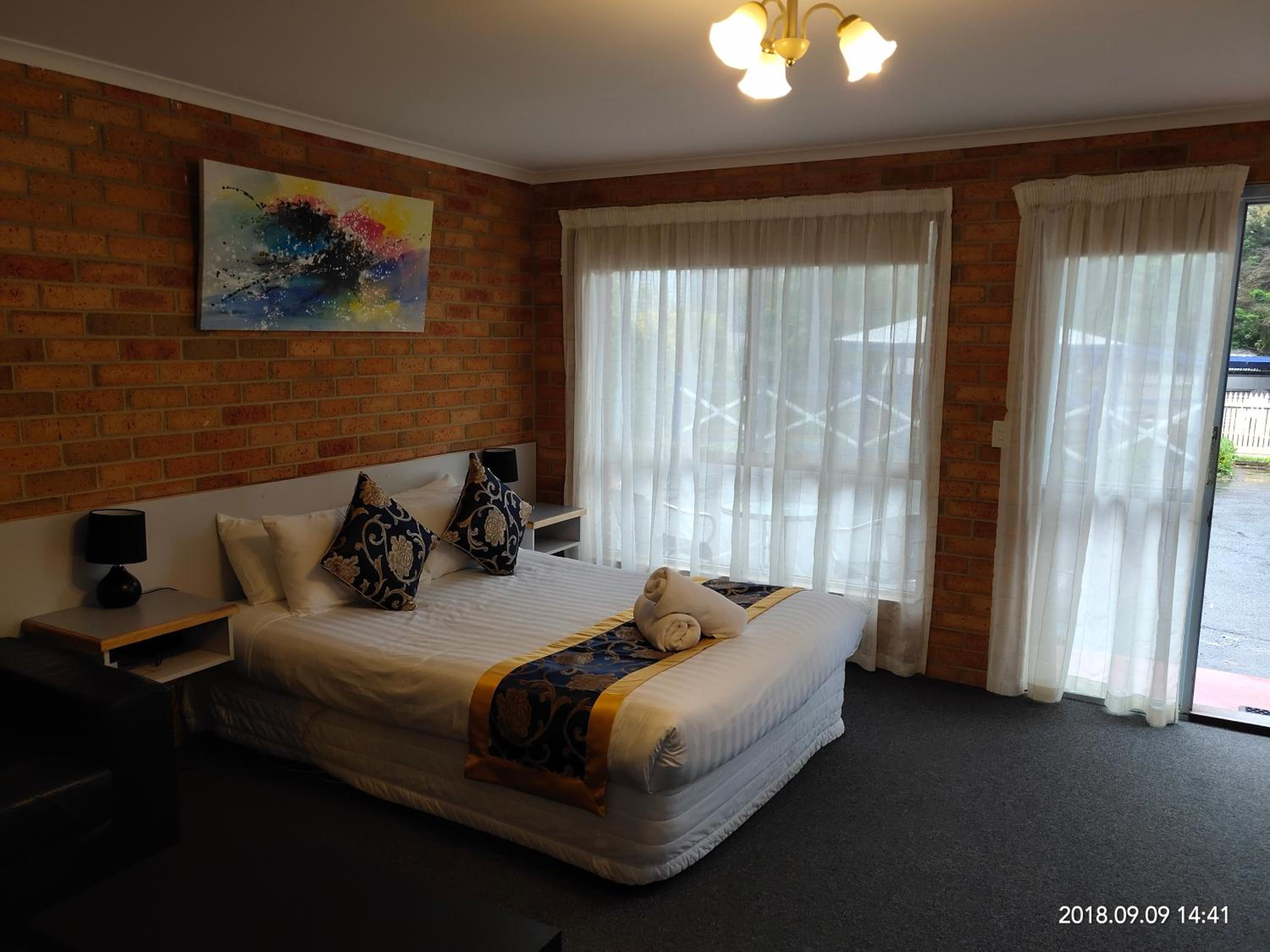 Deluxe Suite with Spa Bath - Photo 7