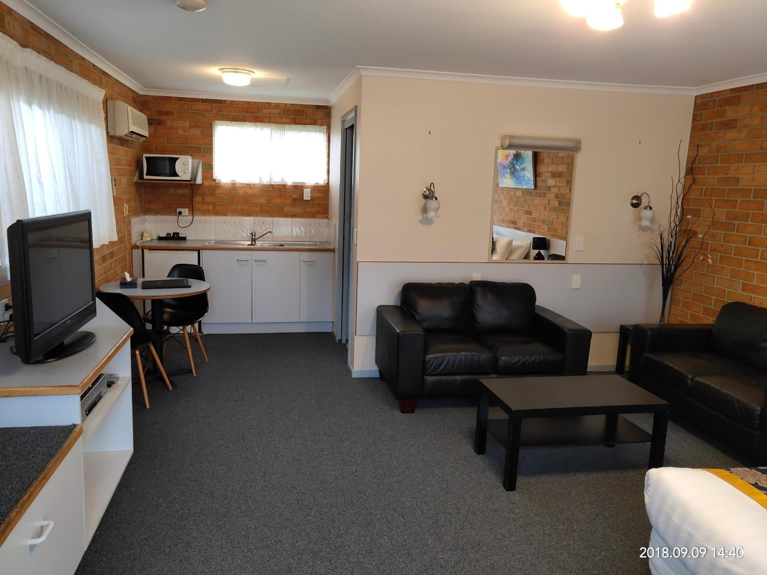 Deluxe Suite with Spa Bath - Photo 8