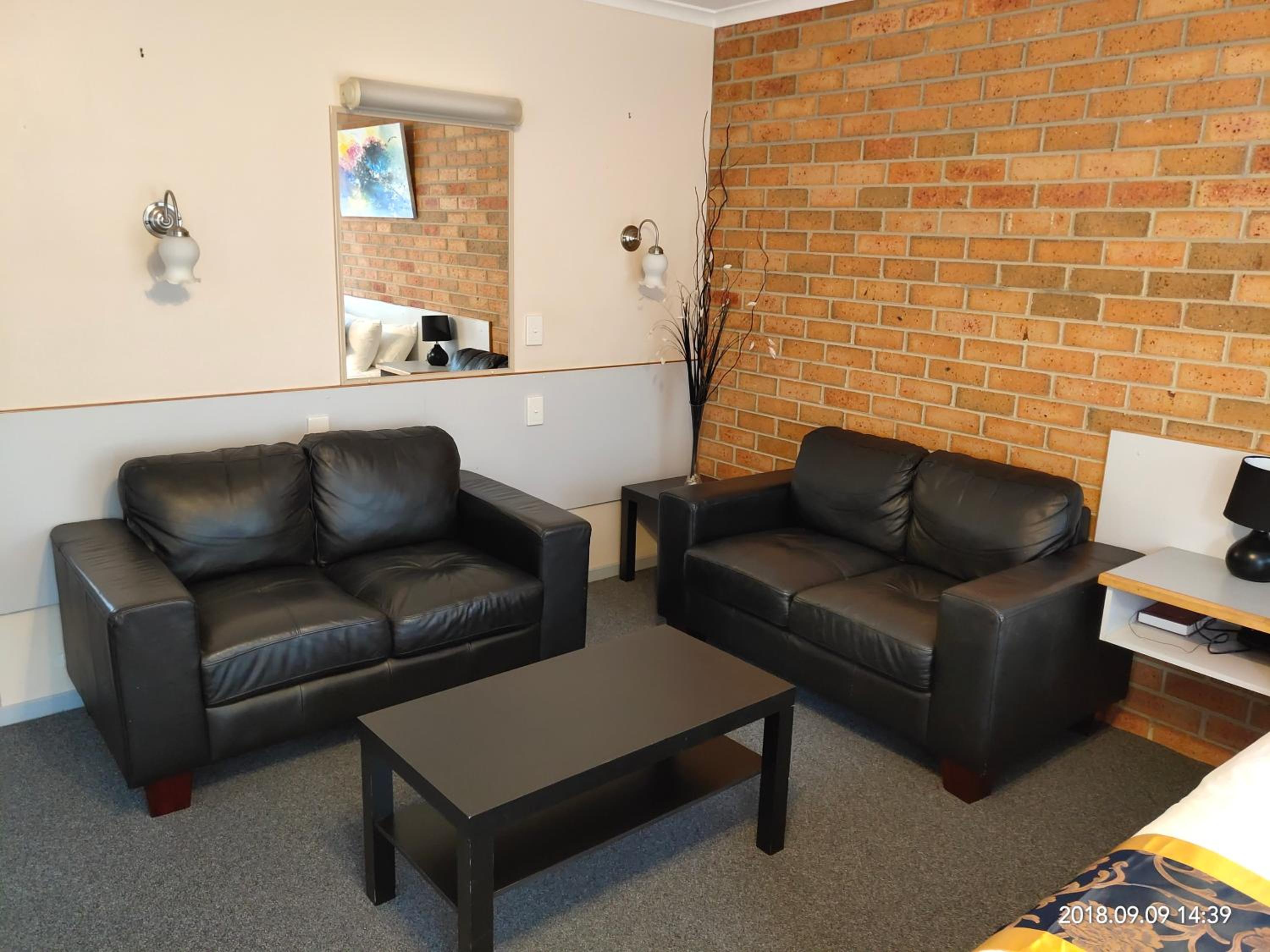 Deluxe Suite with Spa Bath - Photo 9