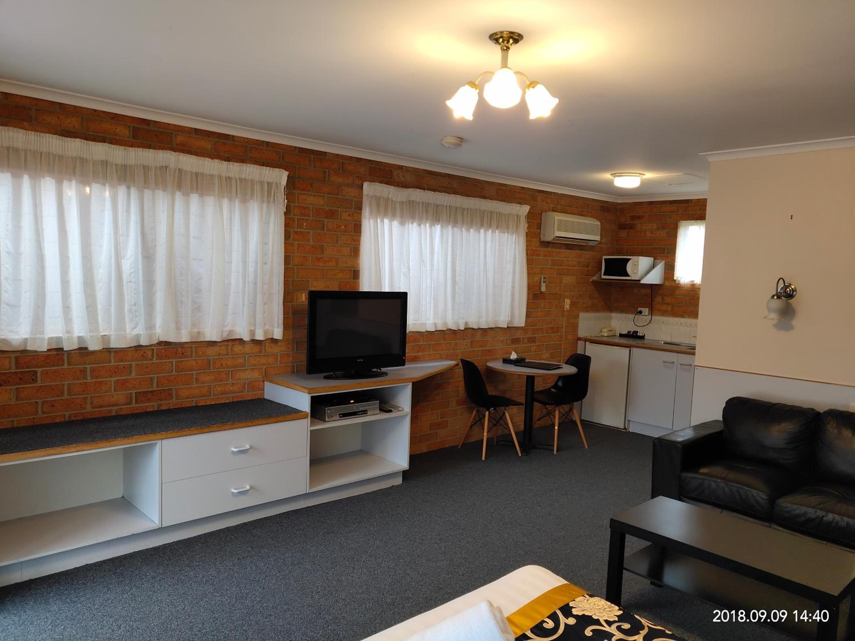 Deluxe Suite with Spa Bath - Photo 6