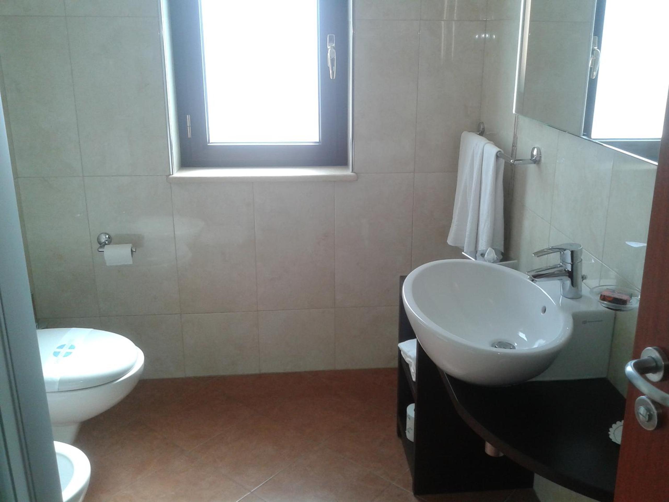 Standard Double Room - Photo 8
