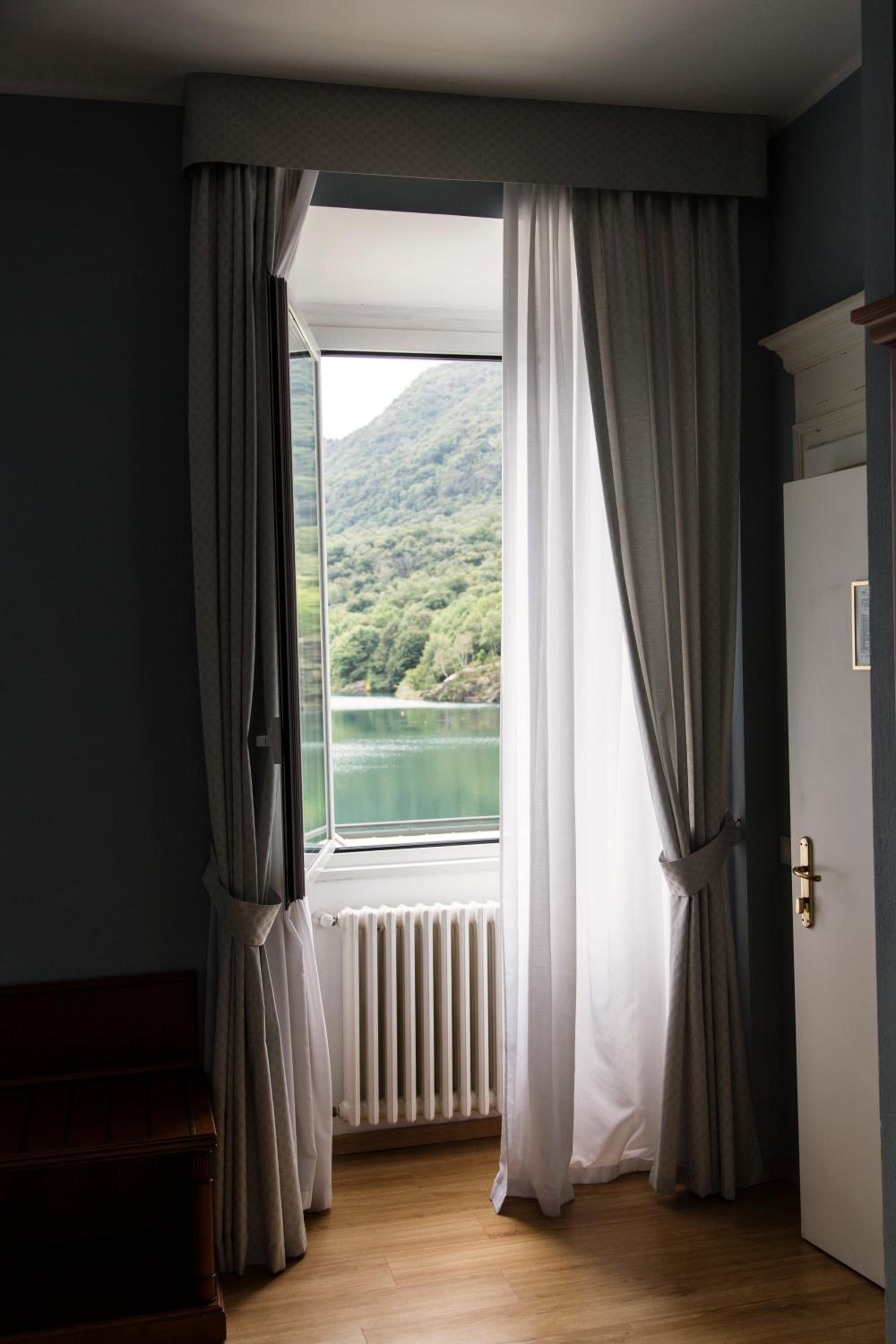 Double or Twin Room with Lake View - Photo 13