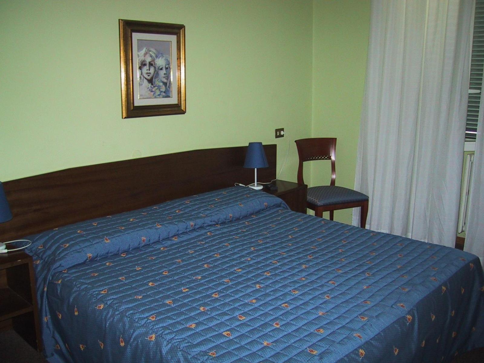 Double or Twin Room with Lake View - Photo 1