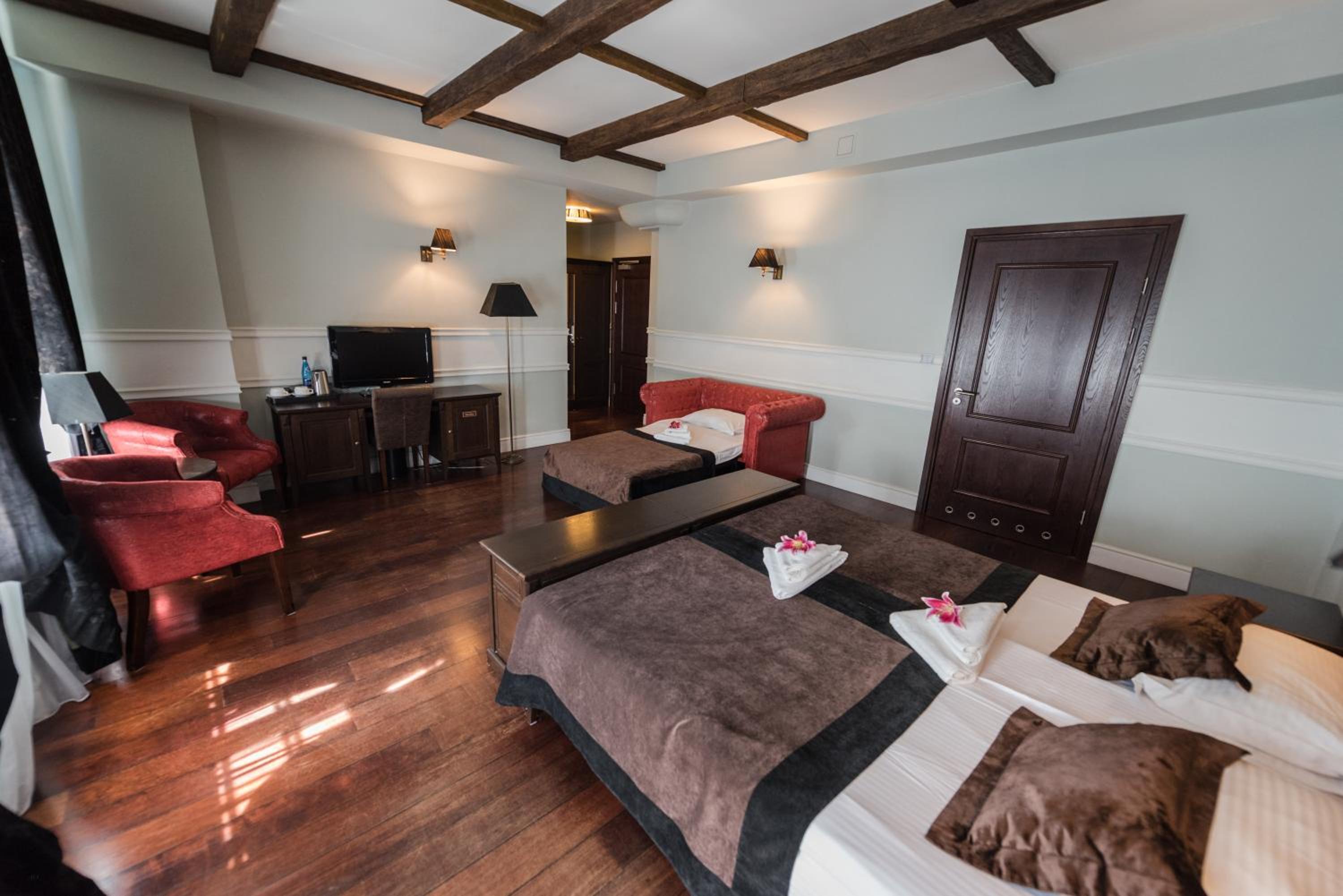 Superior Triple Room with City View - Photo 1