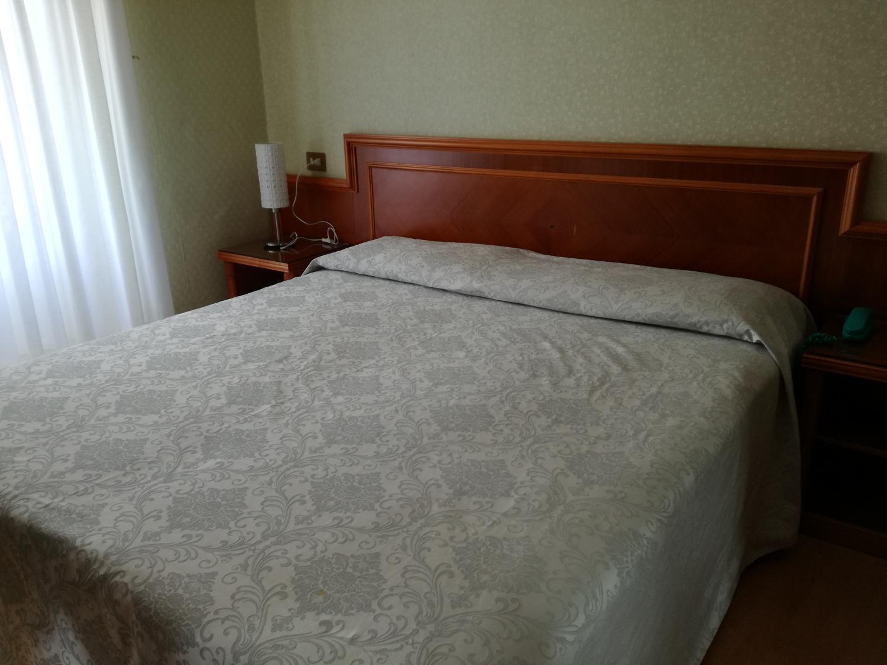Double or Twin Room with Lake View - Photo 9