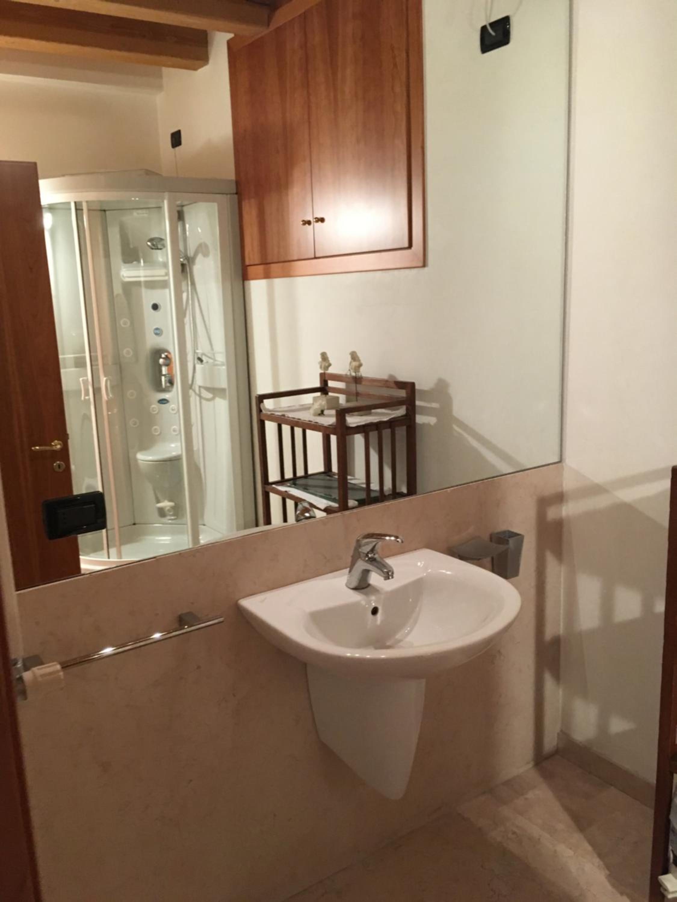 Double Room with Private Bathroom - Photo 12