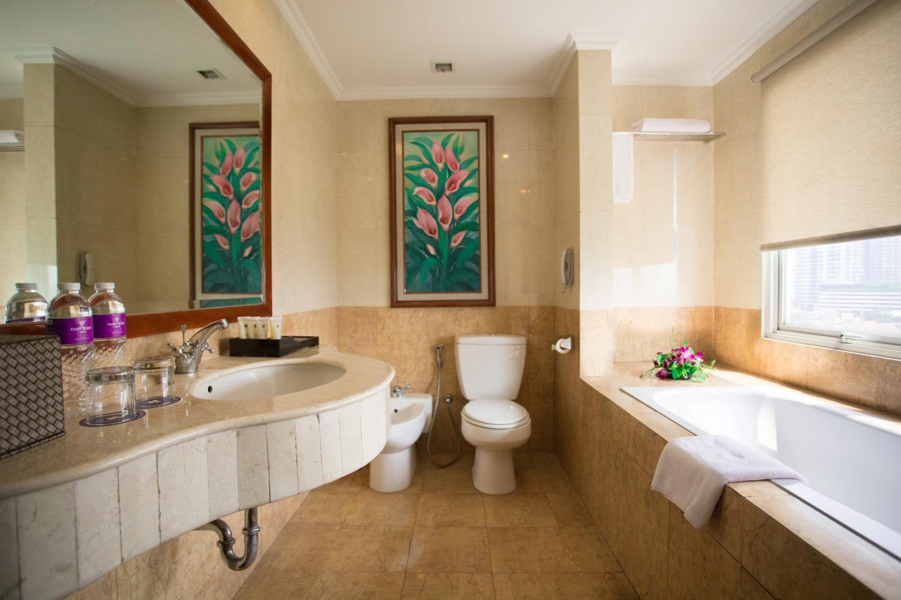 Executive Suite - Photo 2