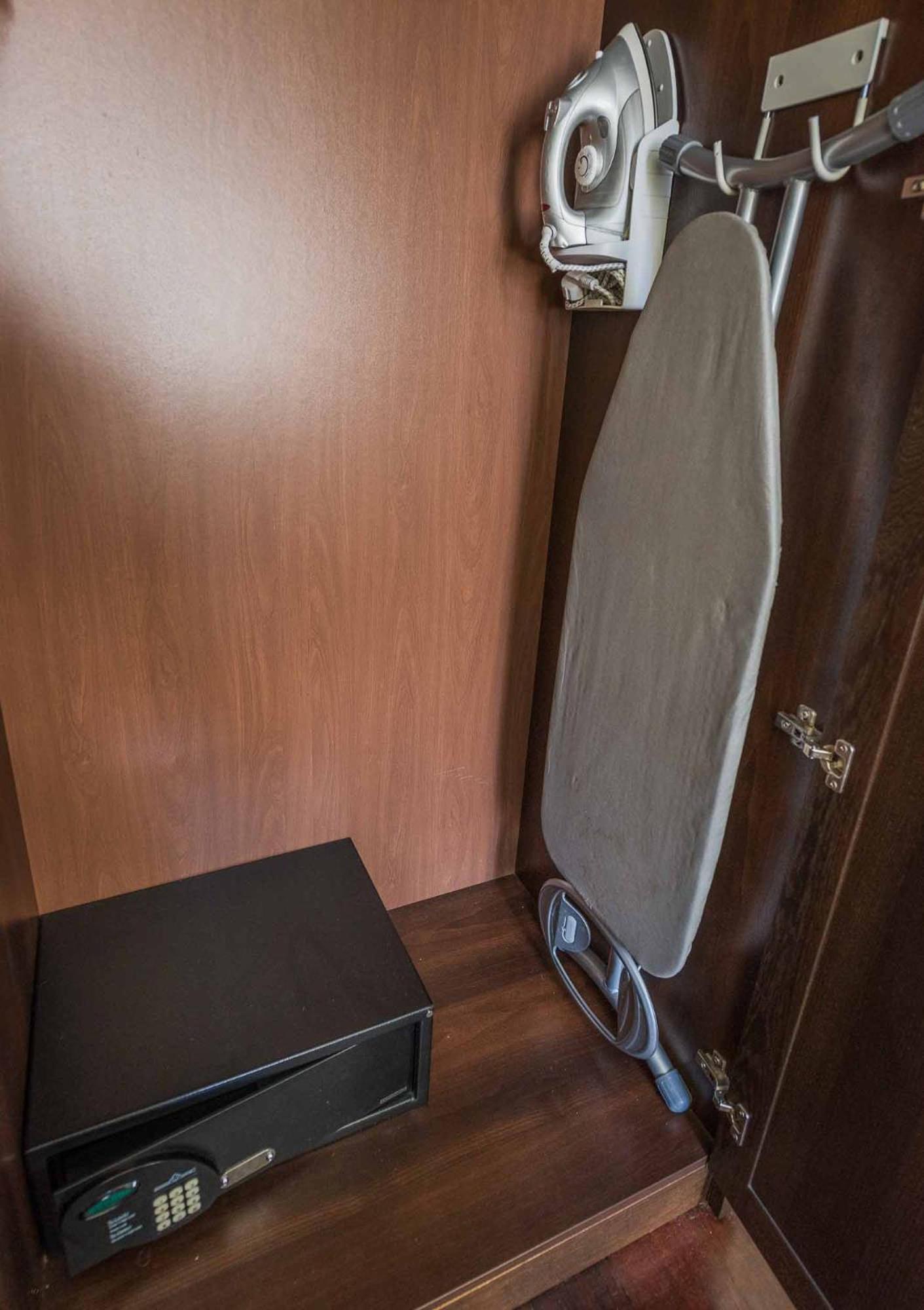 Superior Triple Room with City View - Photo 14