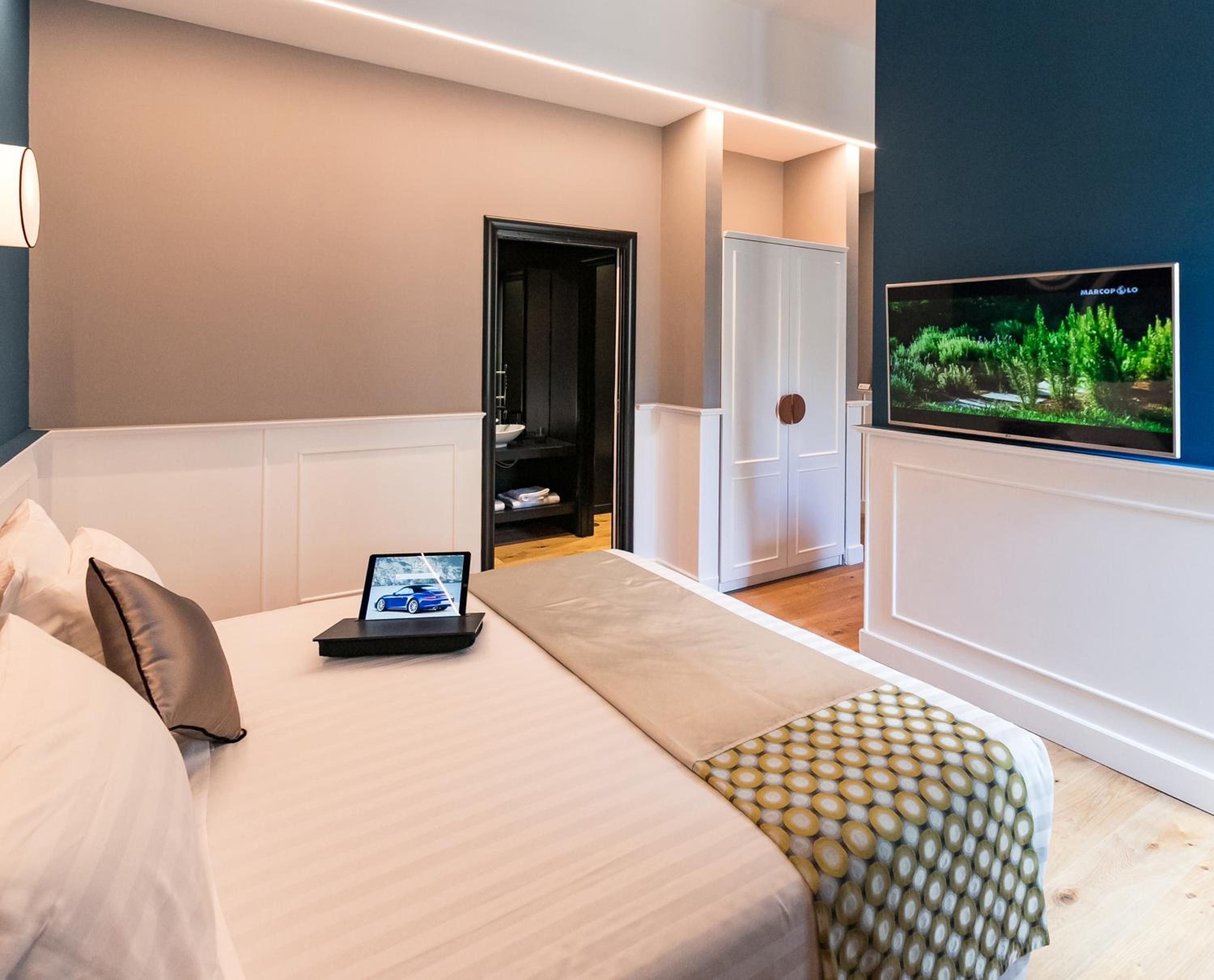 Deluxe King Room photo 1
