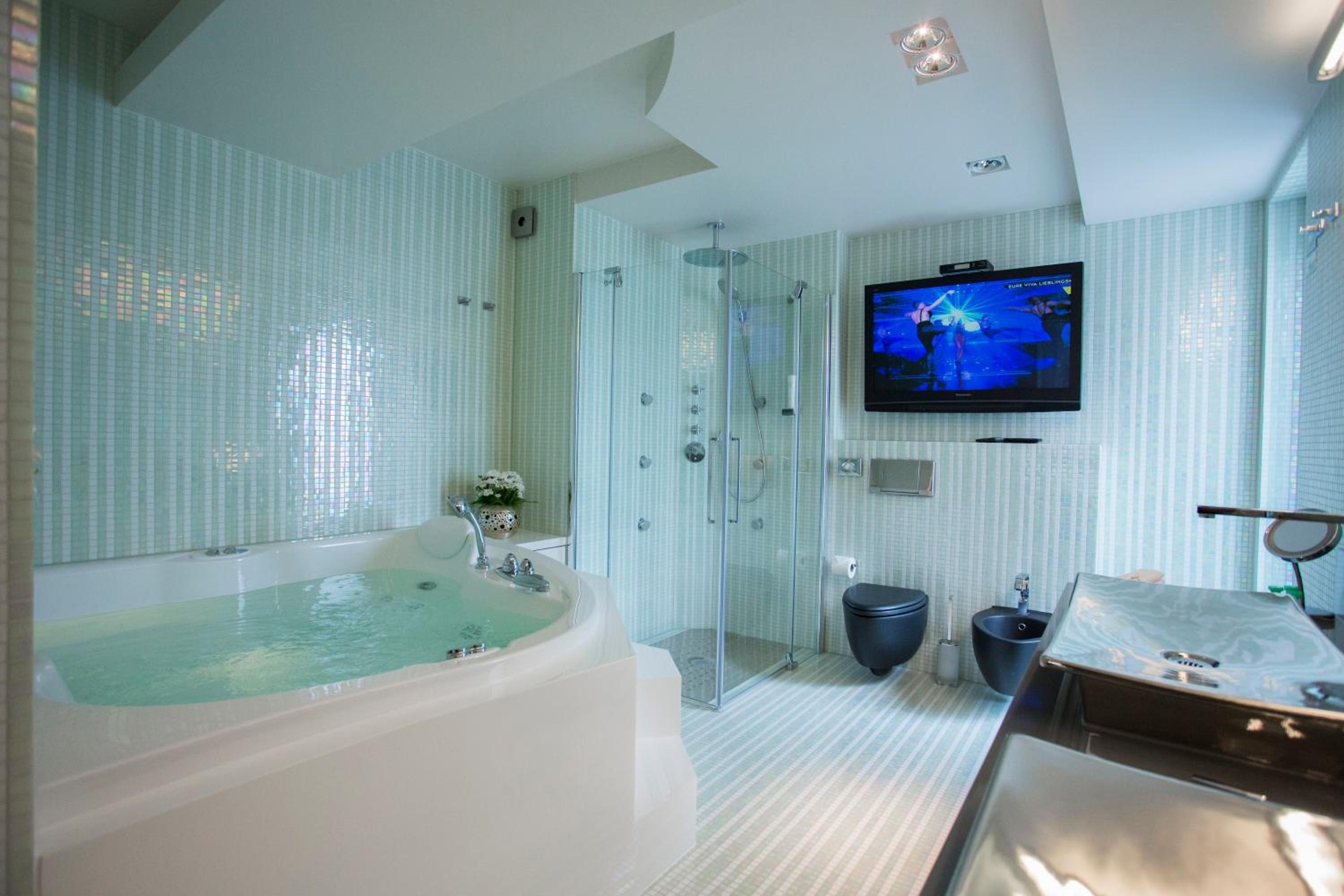 Superior Suite with King size bed, Balcony and Whirlpool photo 2