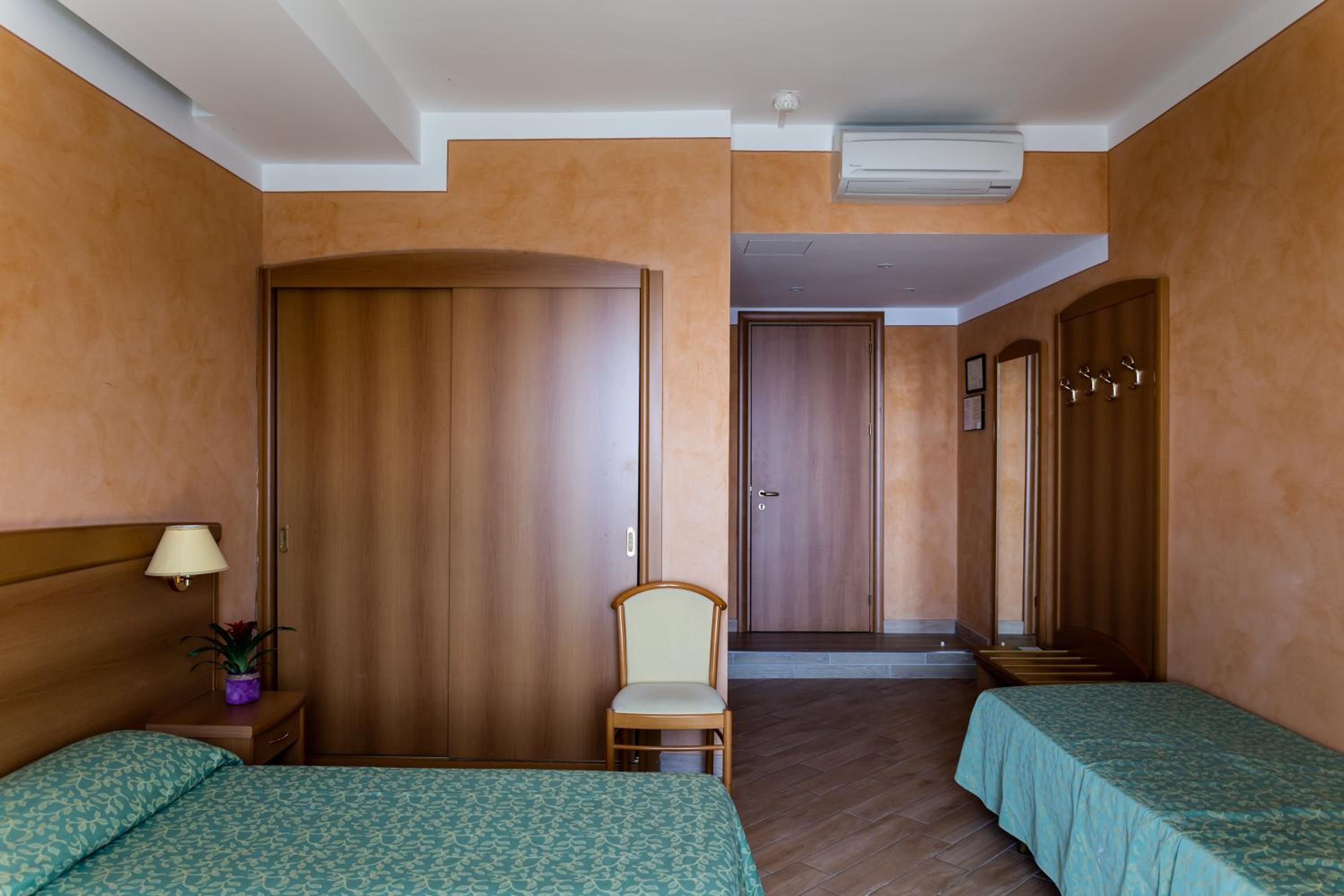 Double or Twin Room with Lake View photo 3
