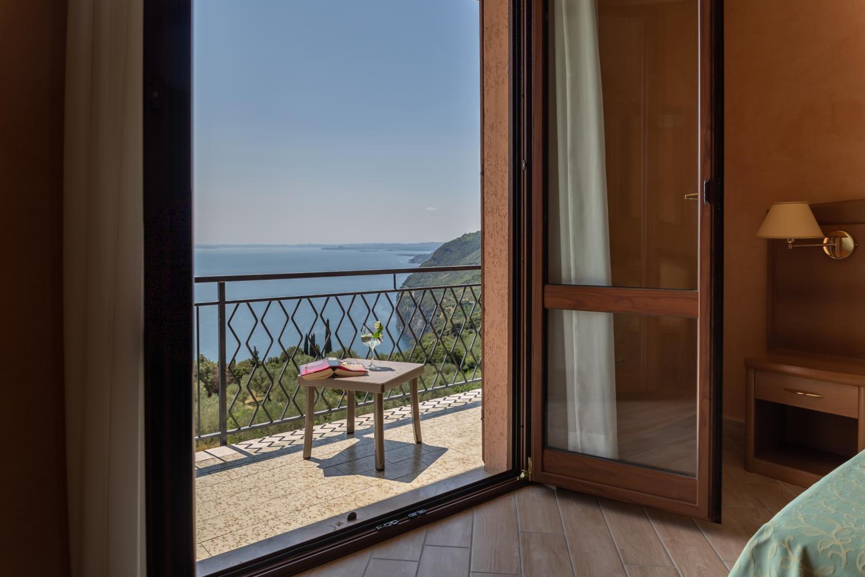 Double or Twin Room with Lake View photo 2