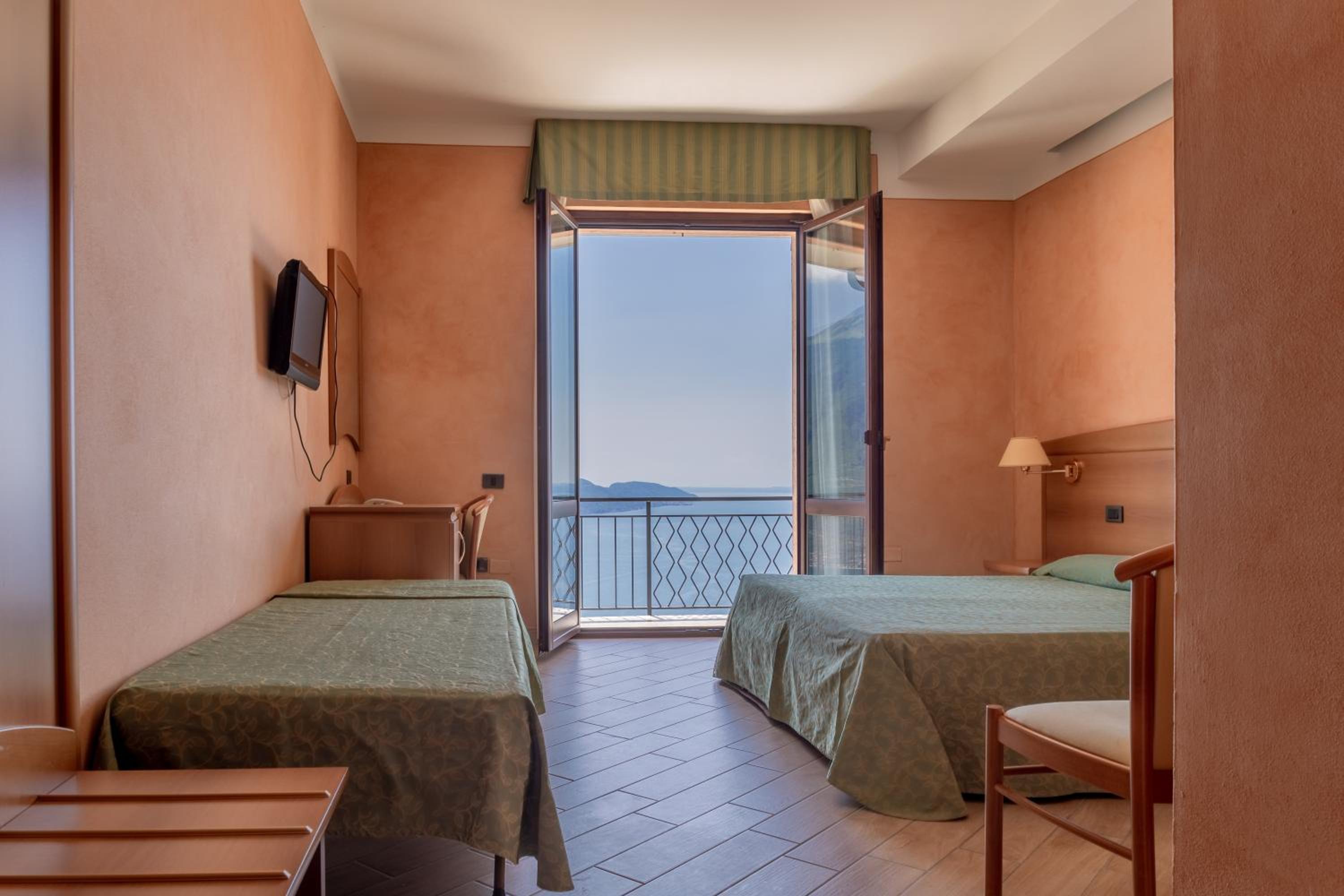 Double or Twin Room with Lake View
