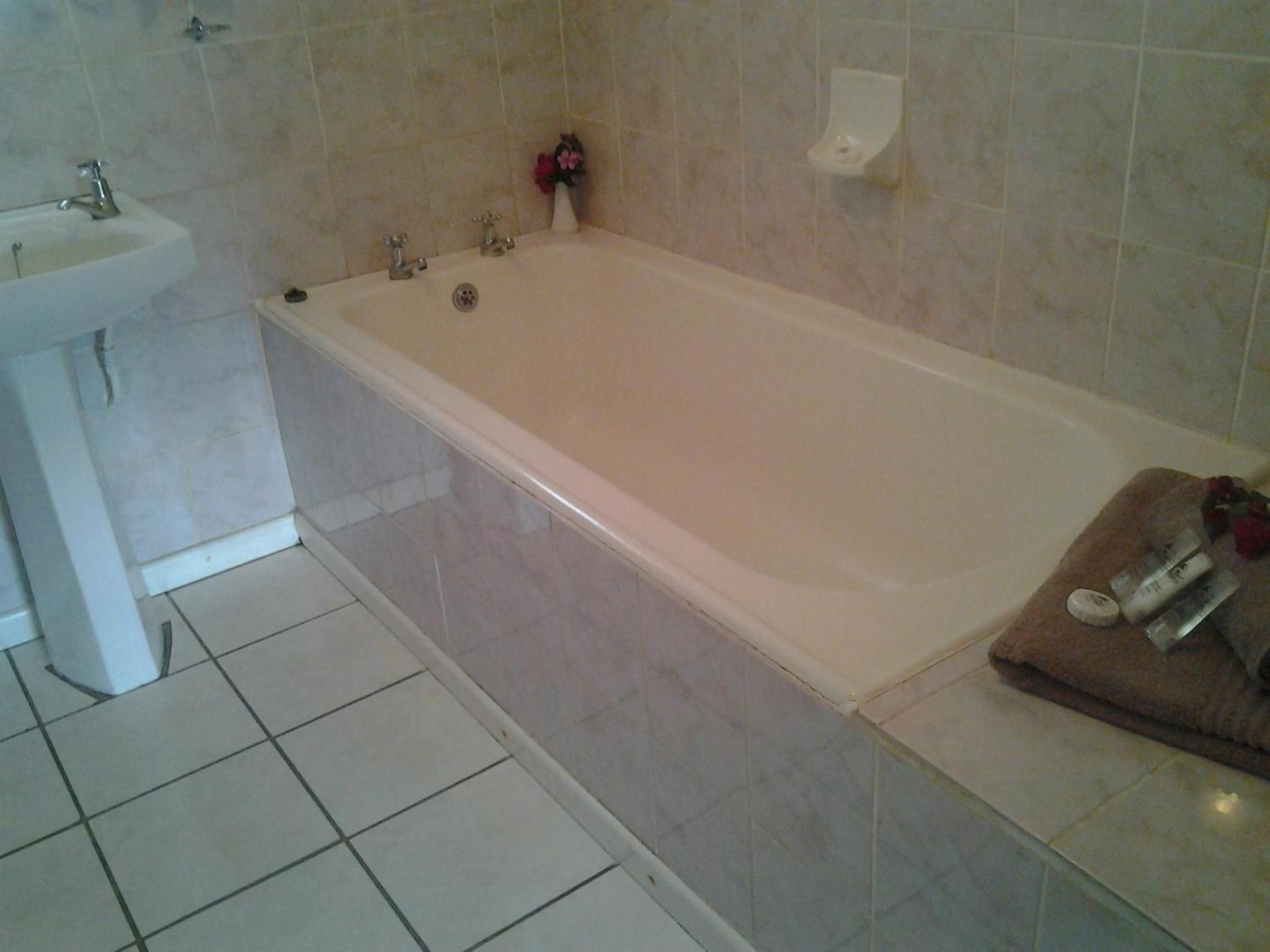 Twin Room with Bathroom - Photo 3