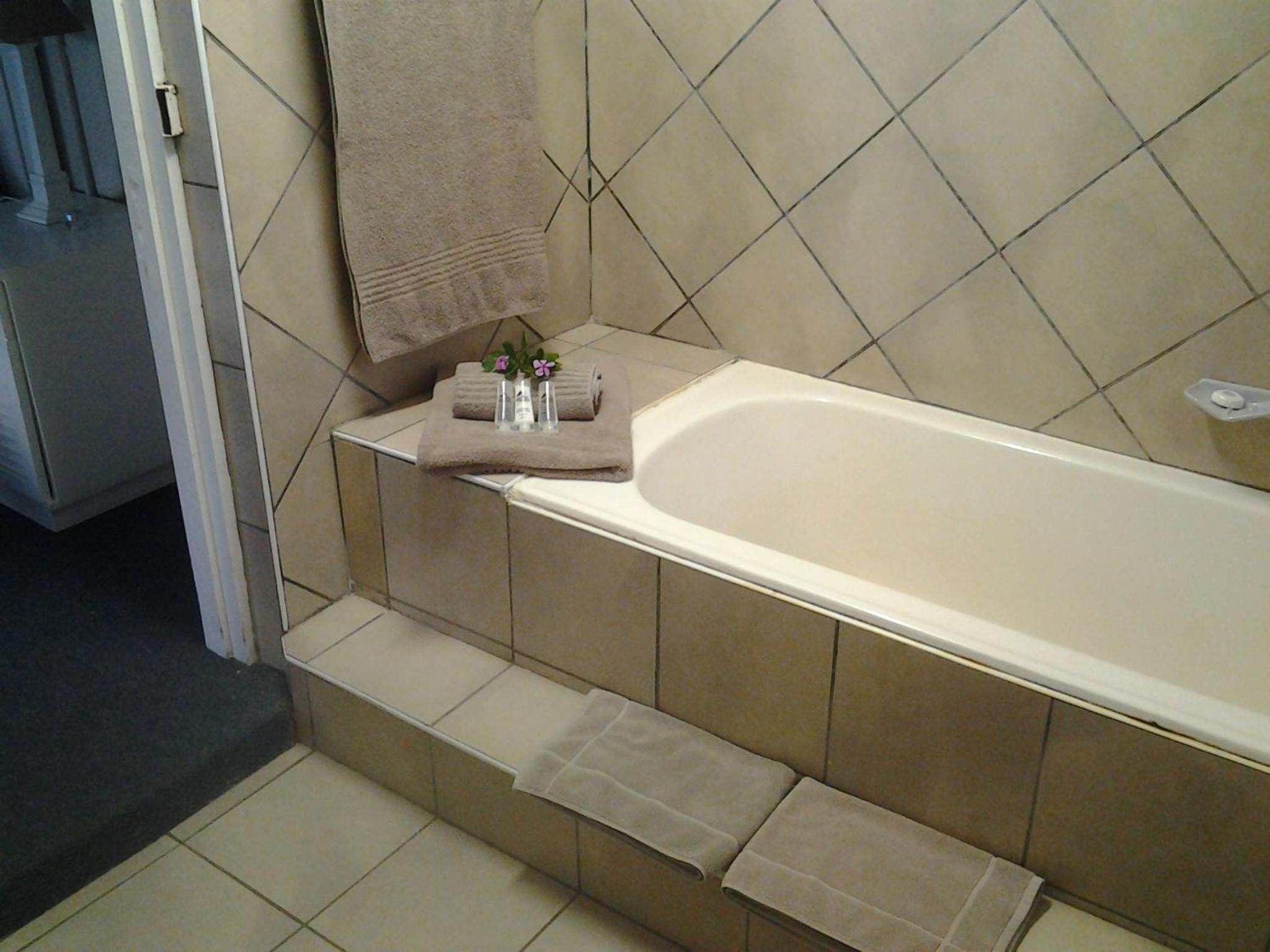 Two-Bedroom Suite - Photo 7