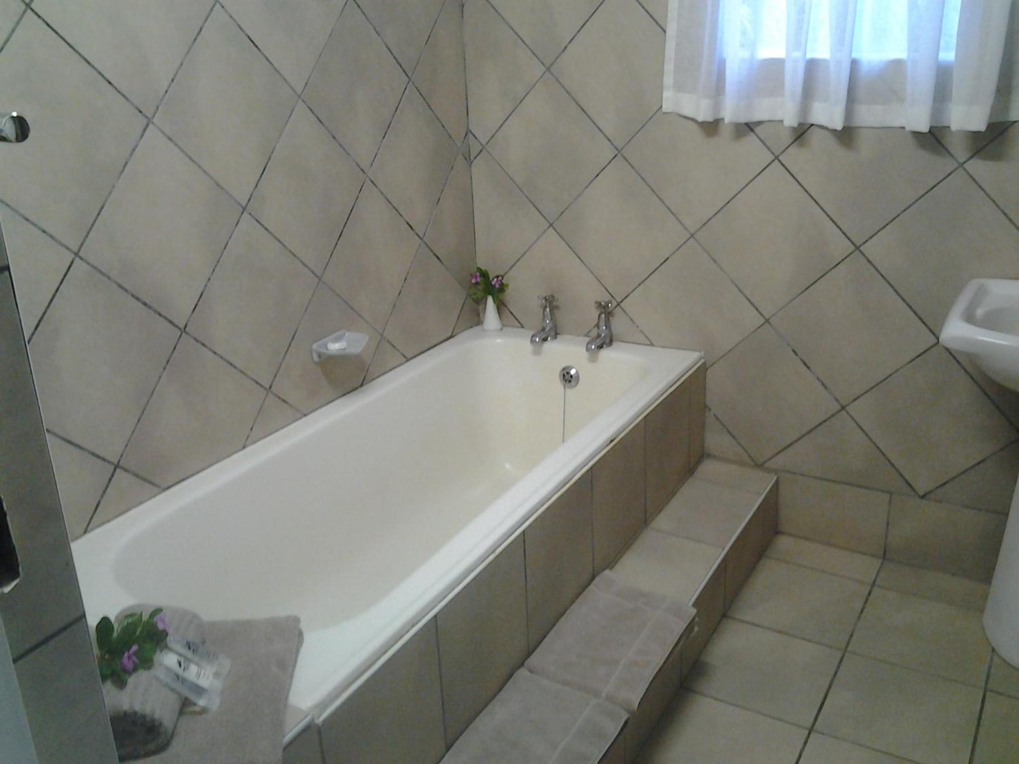 Two-Bedroom Suite - Photo 5