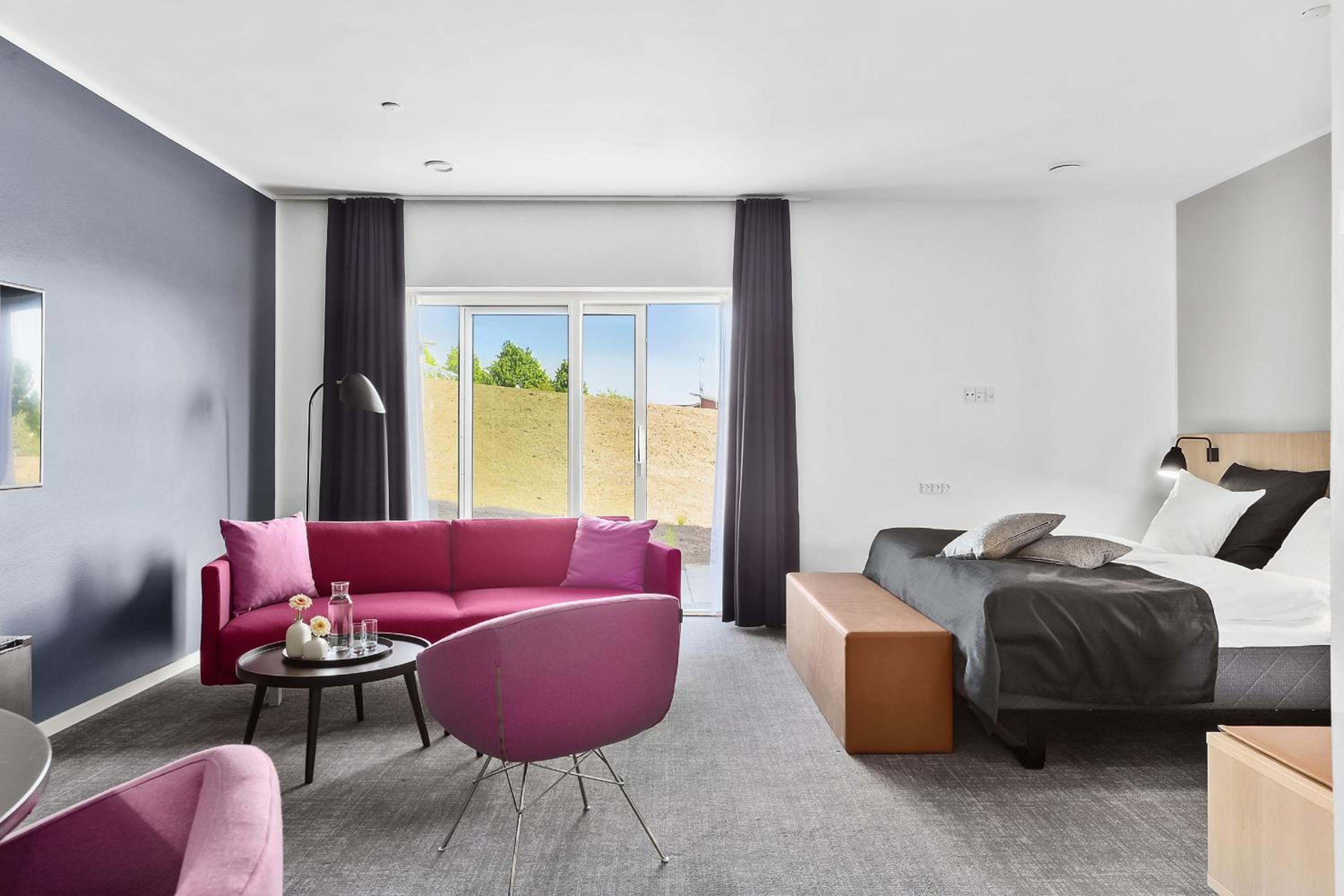 Premium King Room with Sofa Bed - Photo 3