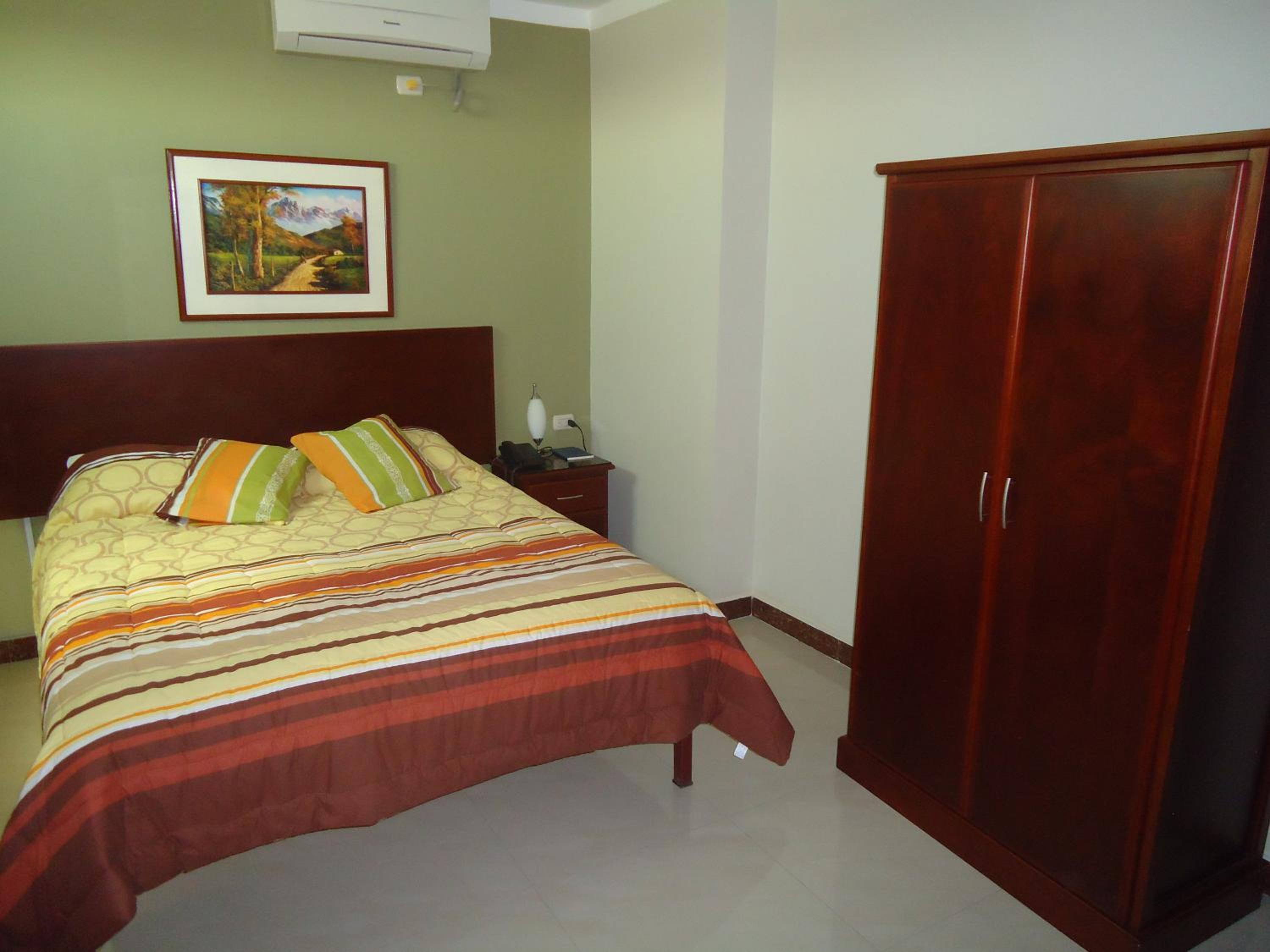 Queen Room photo 2