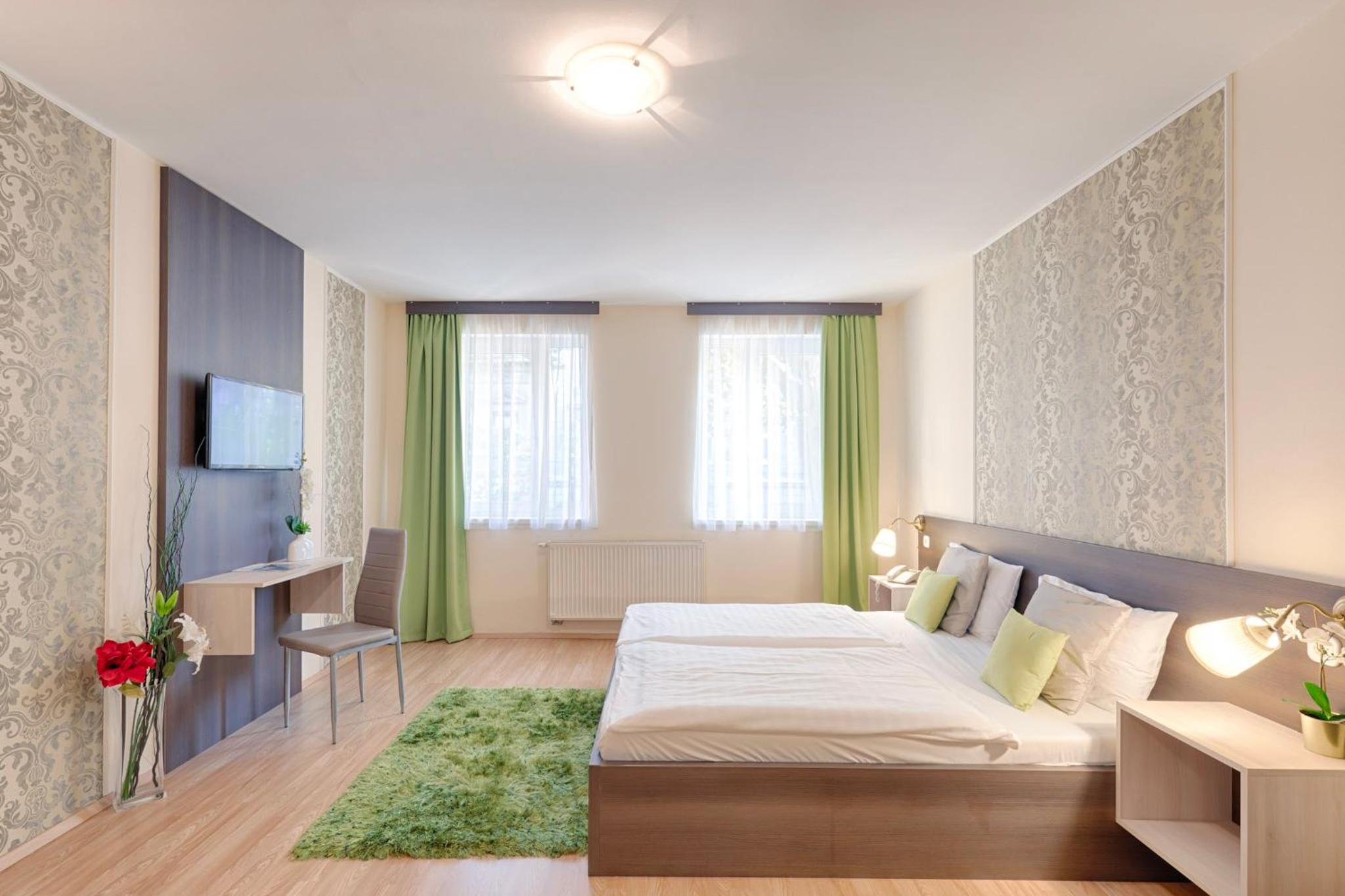 Large Double Room - Photo 7