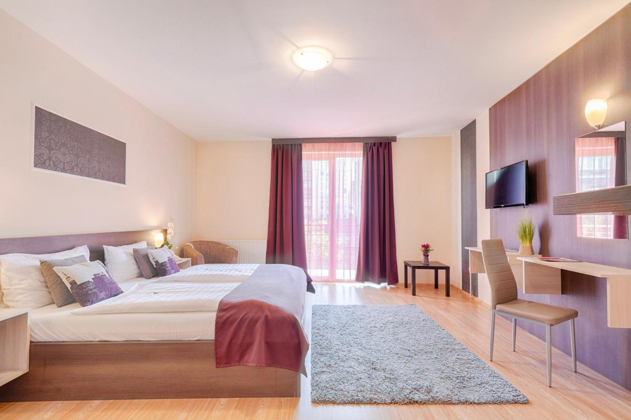 Large Double Room - Photo 12