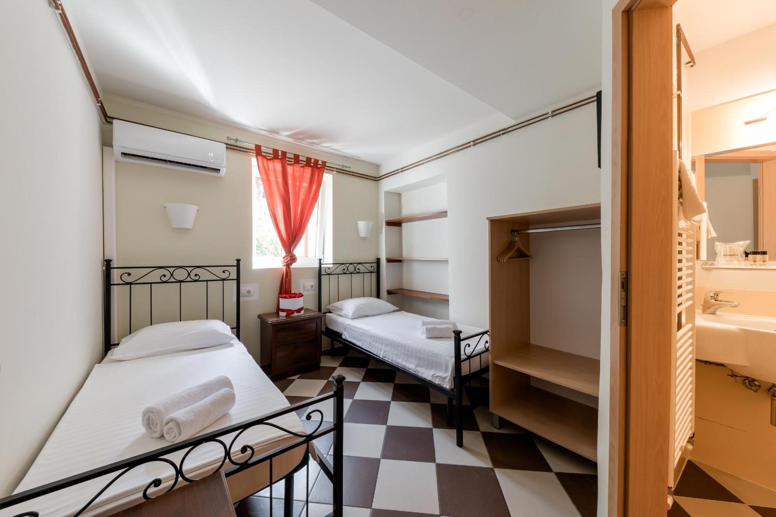 Twin Room - Photo 2