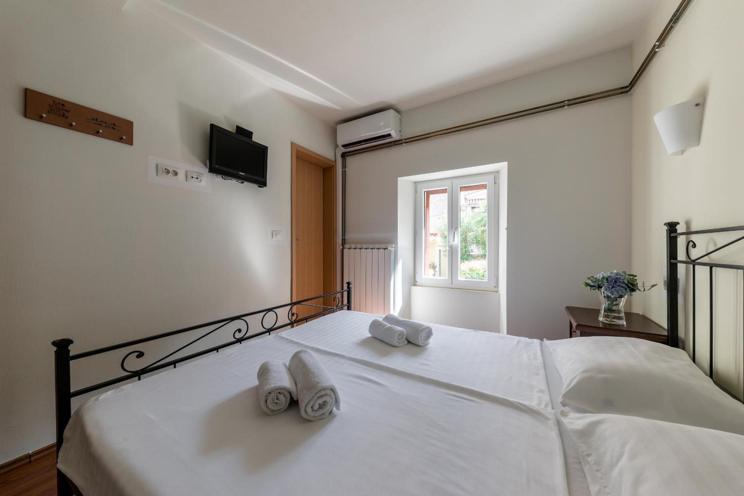 Double Room - Photo 2