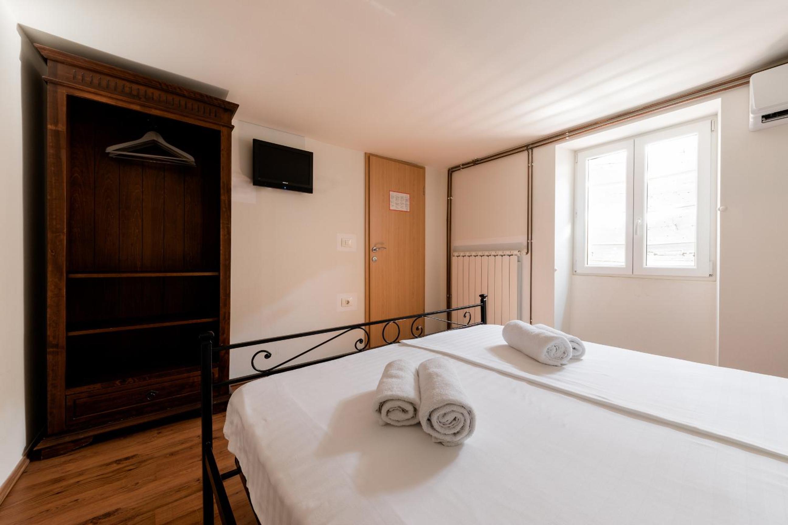 Double Room - Photo 6