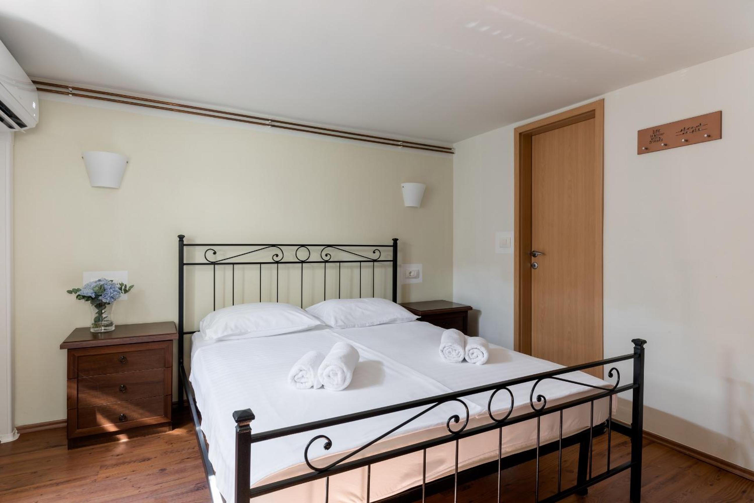 Double Room - Photo 3