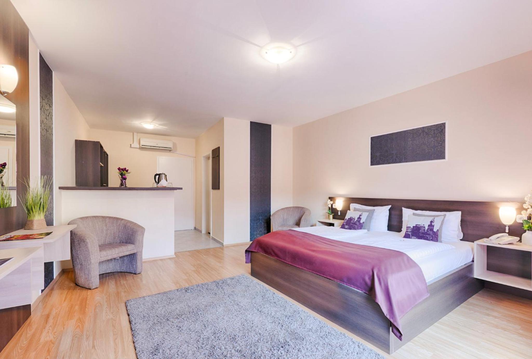 Large Double Room - Photo 10