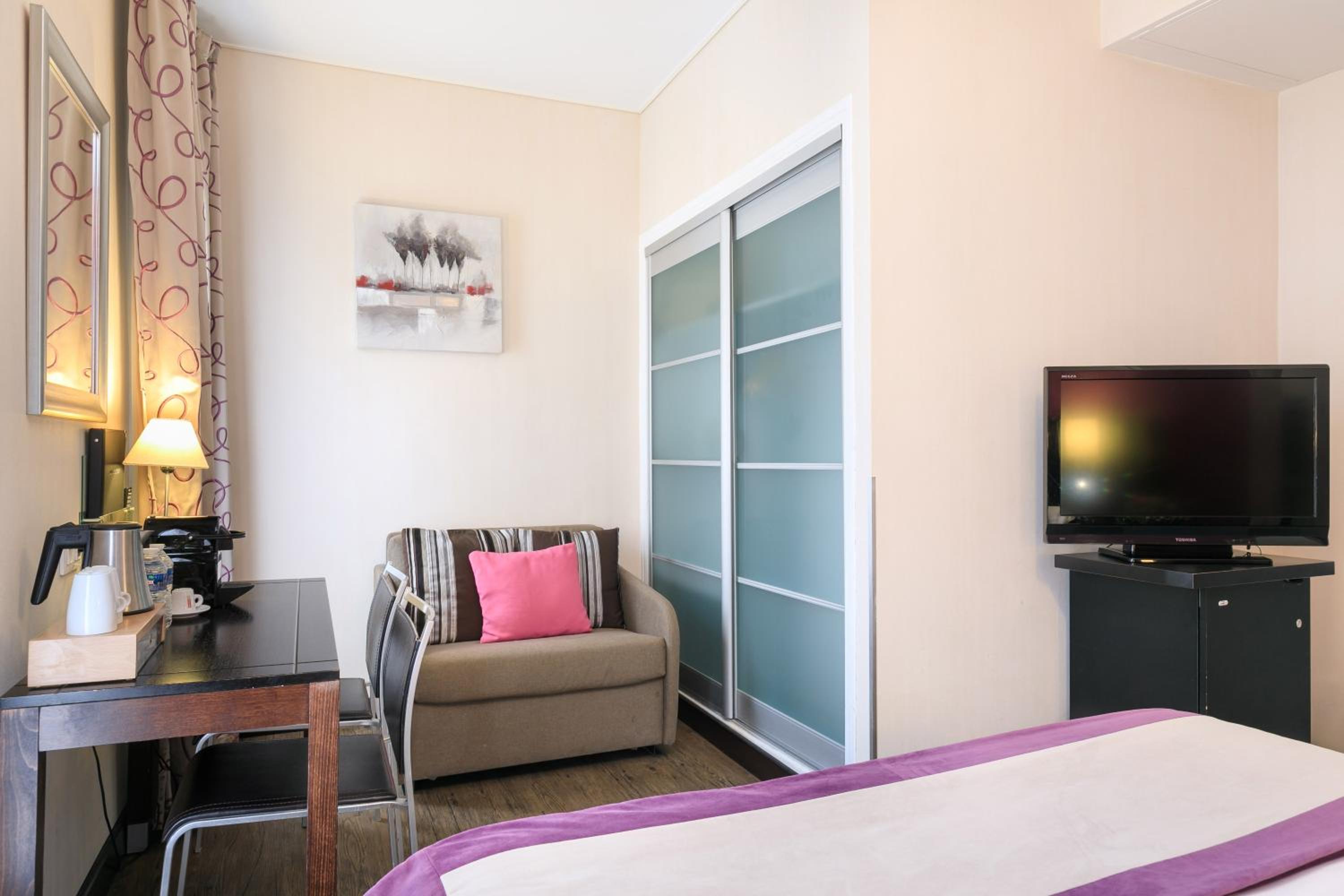 Deluxe Triple Room thumbnail 5