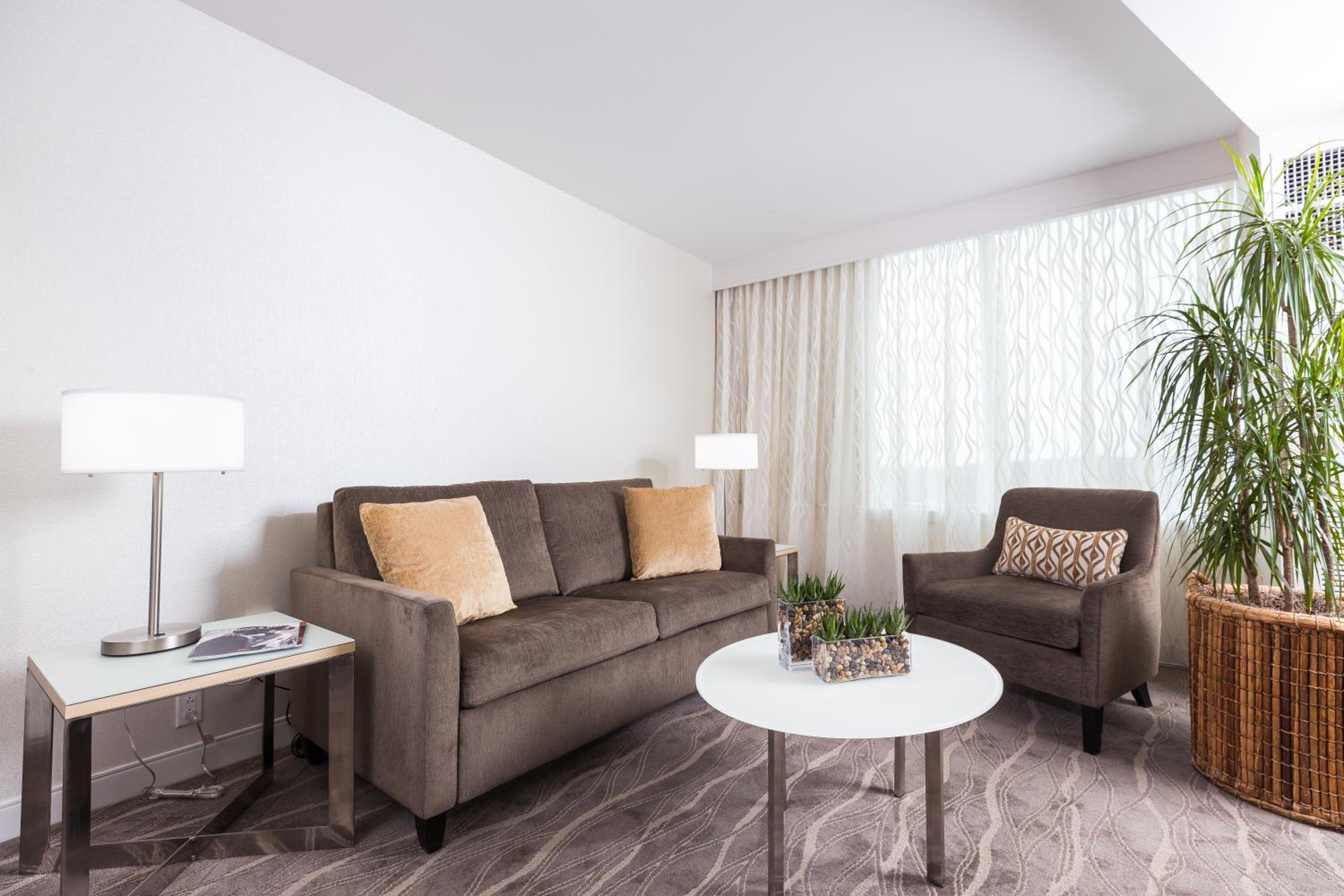 Earth Tower Horizon King Suite photo 3