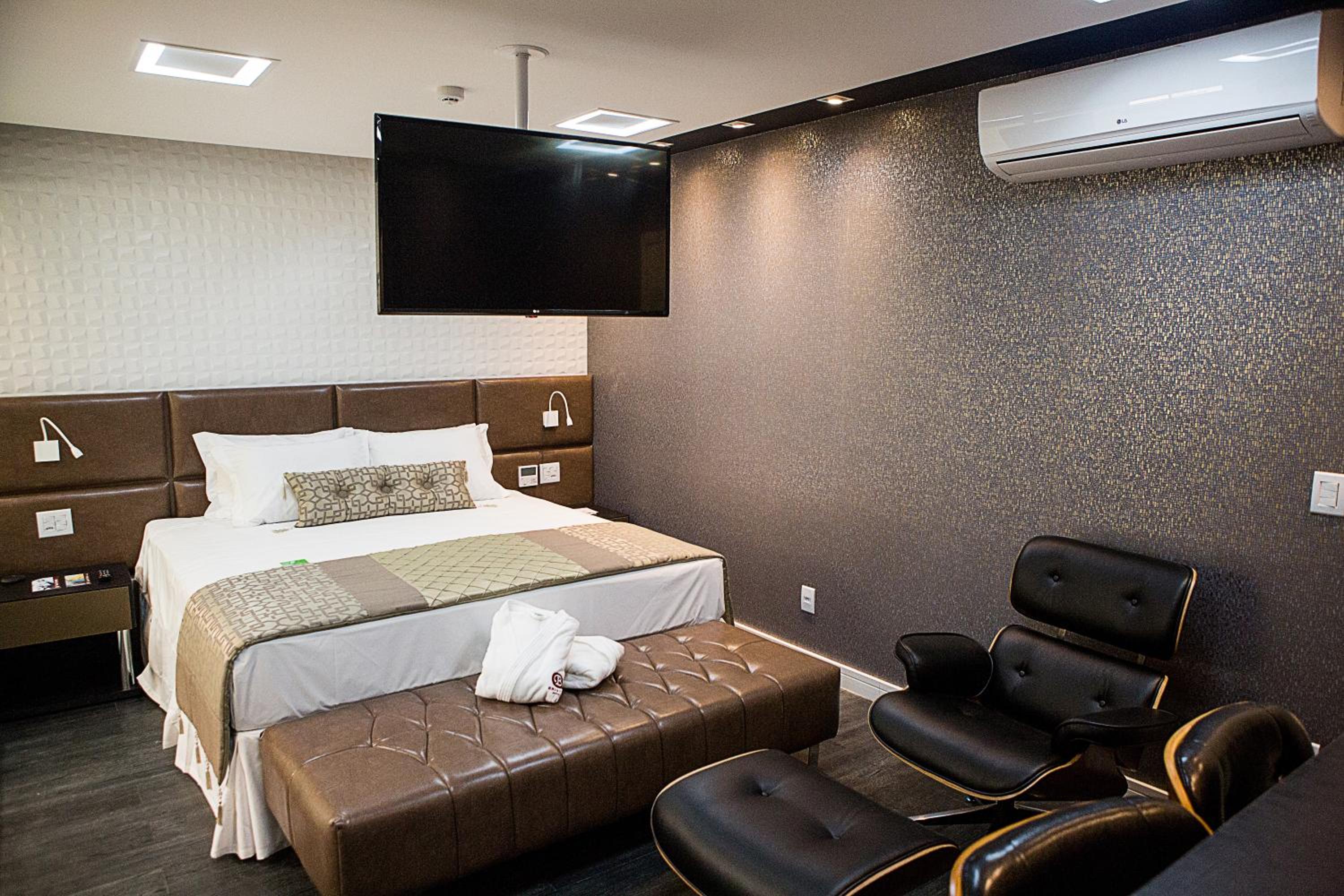 King Suite with Spa Bath photo 1