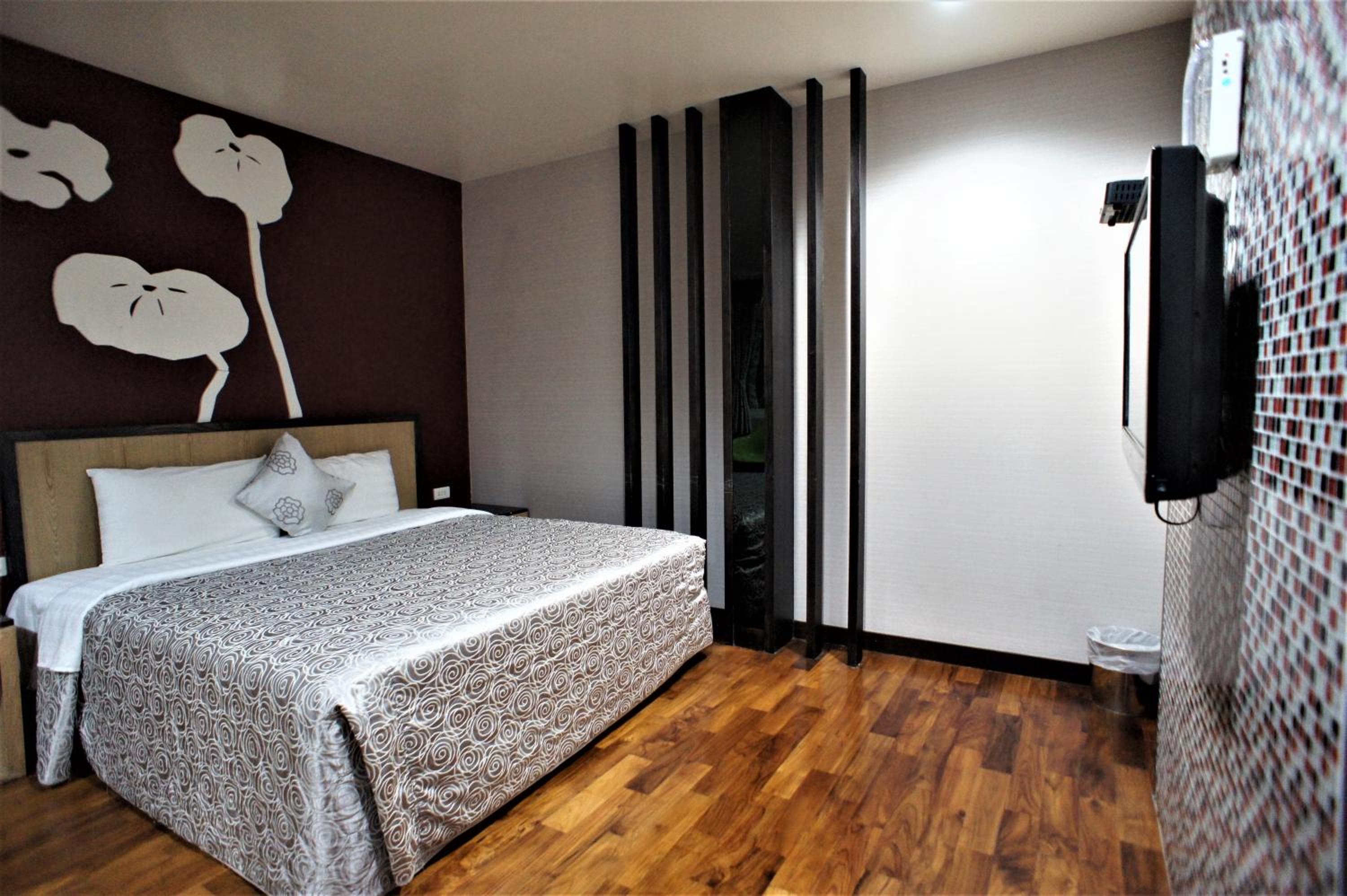 Queen Room photo 1