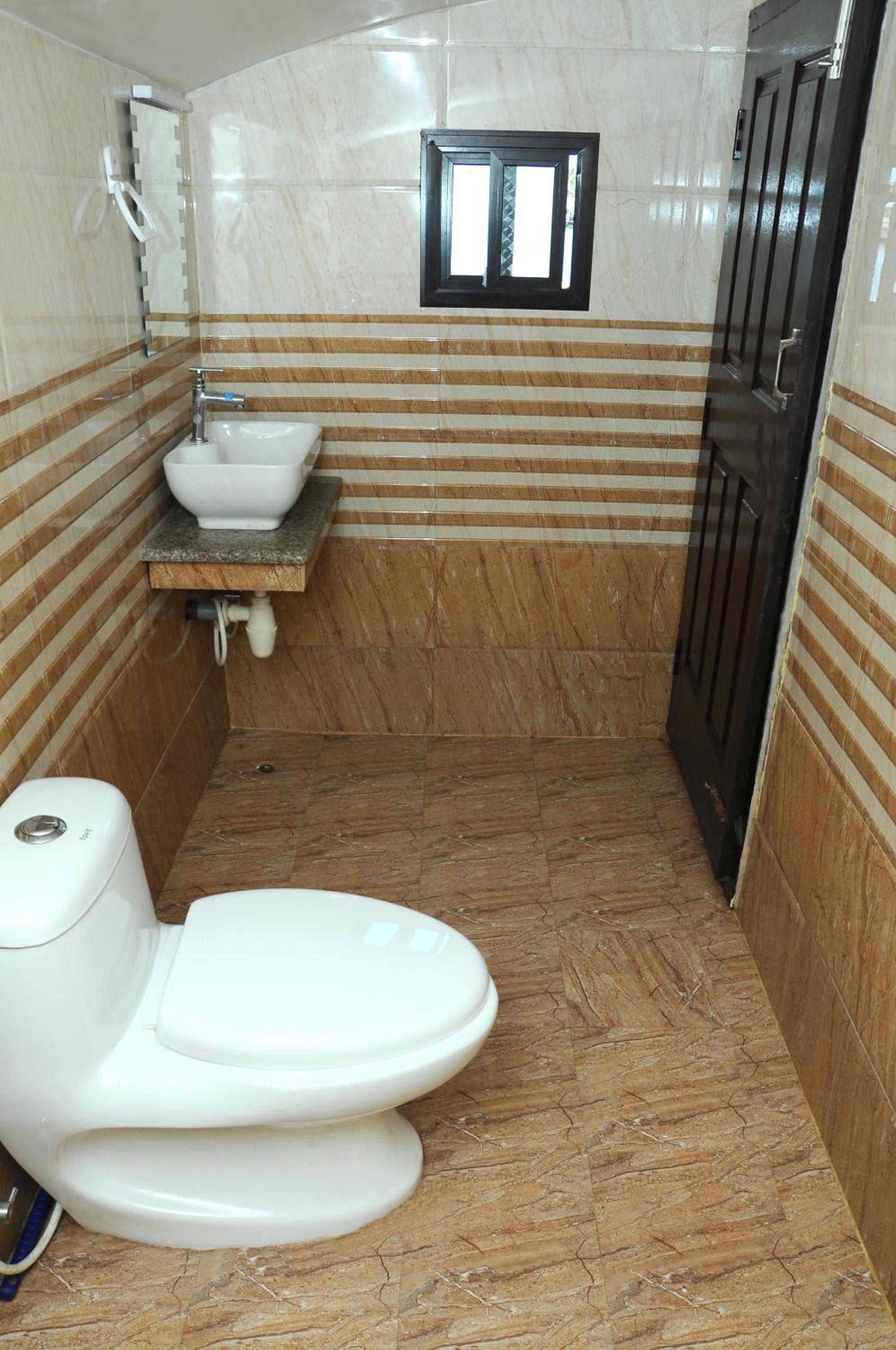 Four-Bedroom Houseboat - Photo 29