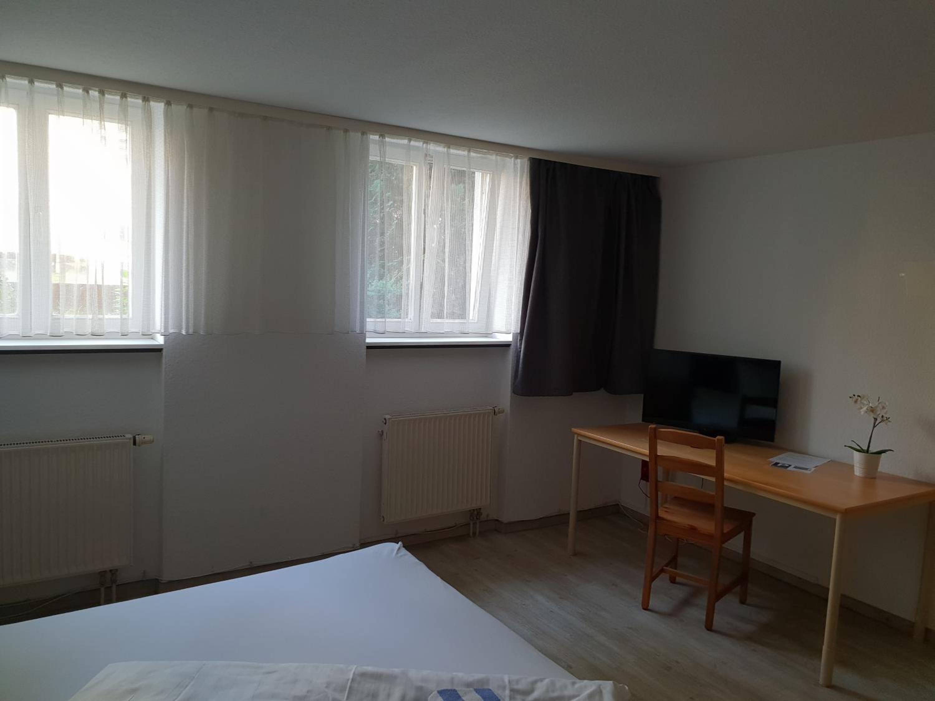 Double Room - Below Ground Level - 05