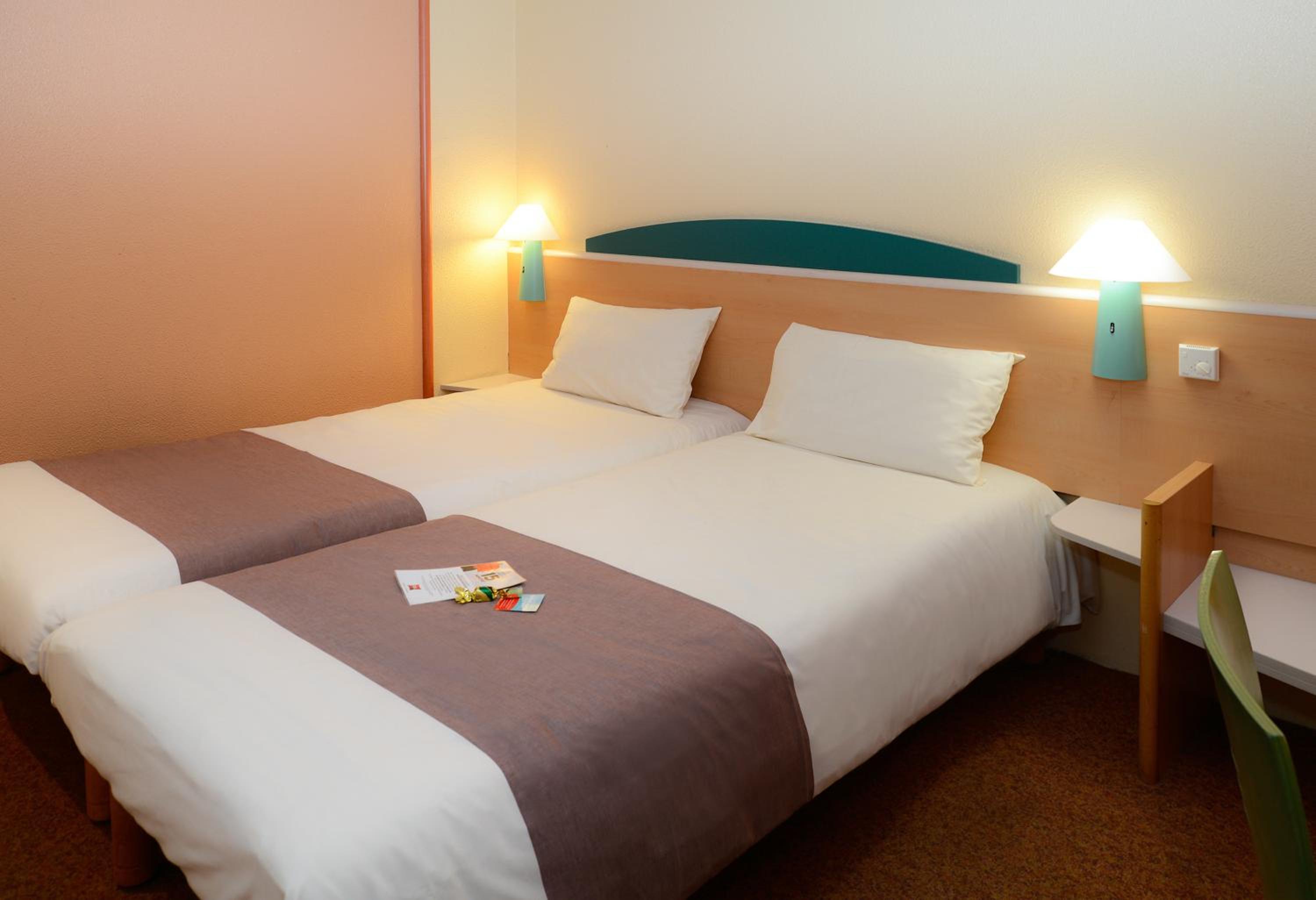 Standard Twin Room - Photo 2