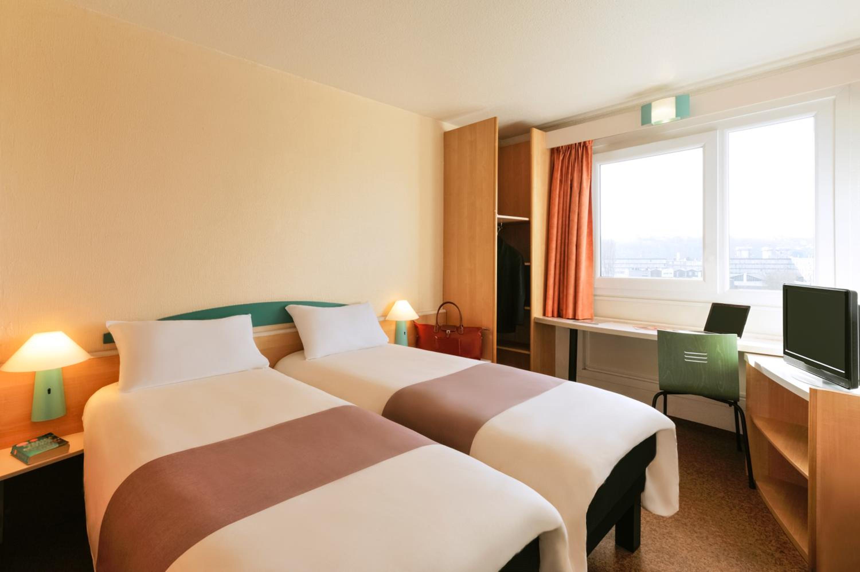 Standard Twin Room - Photo 4