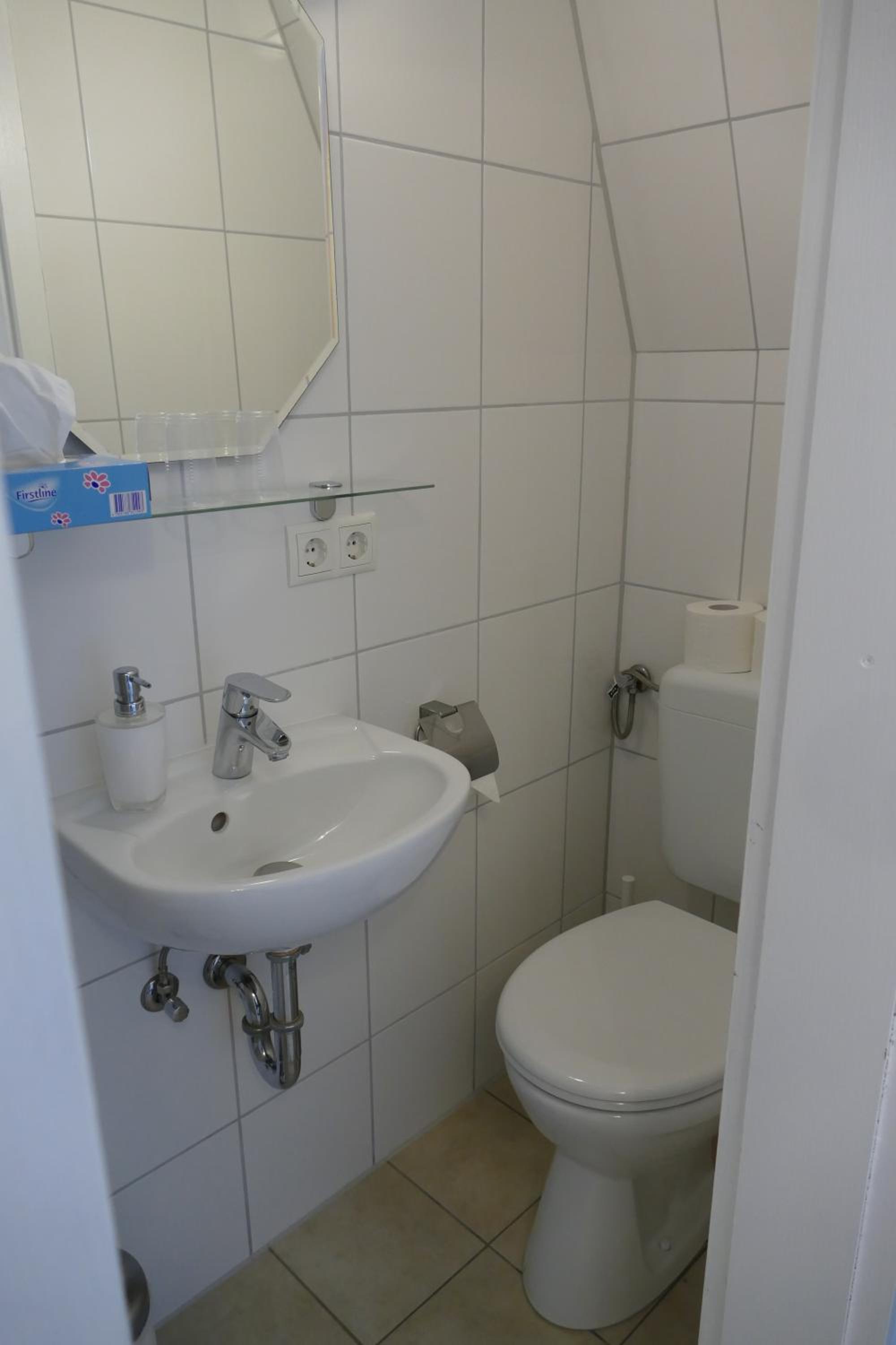 Twin Room with Shower - Photo 5