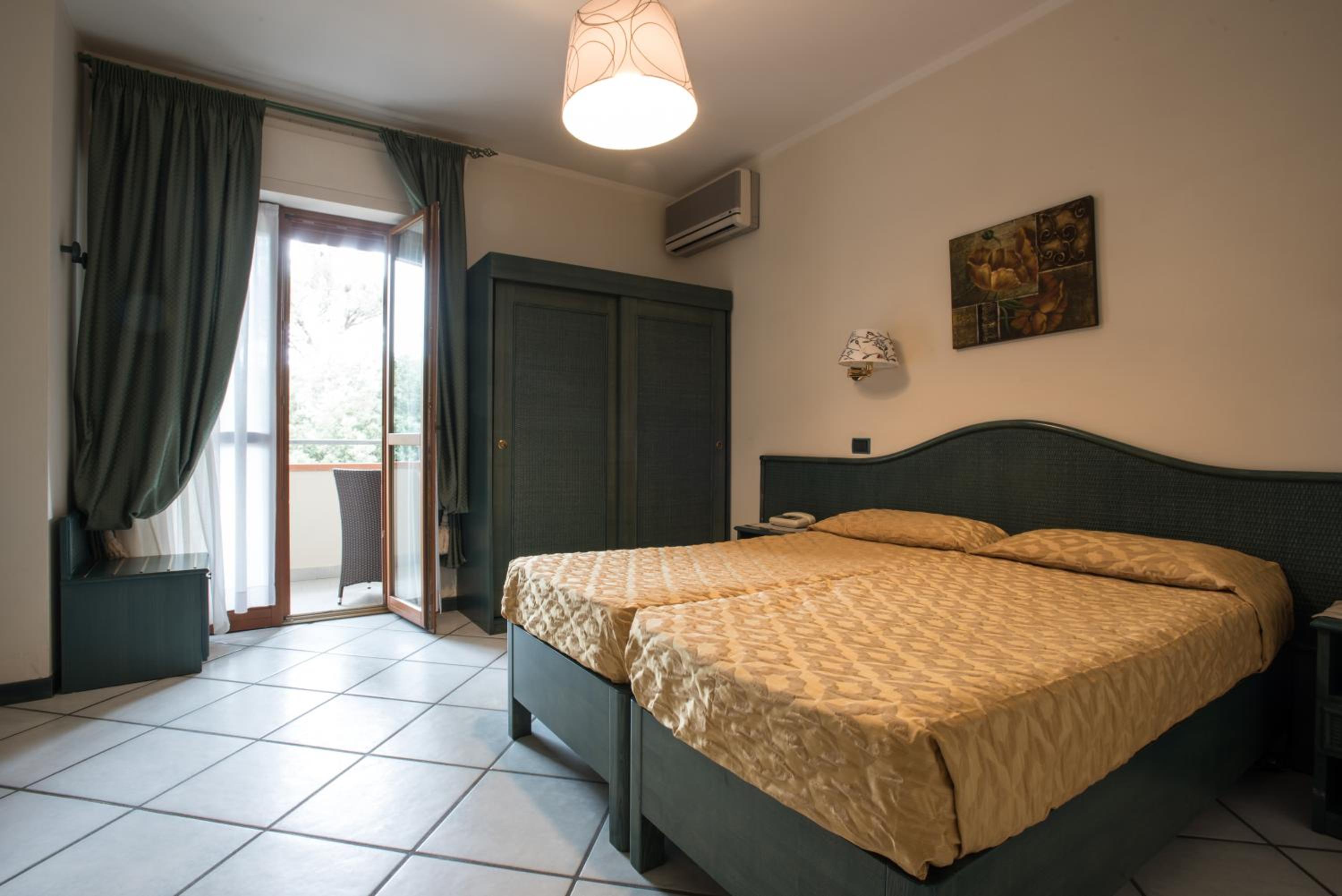 Standard Double or Twin Room photo 2