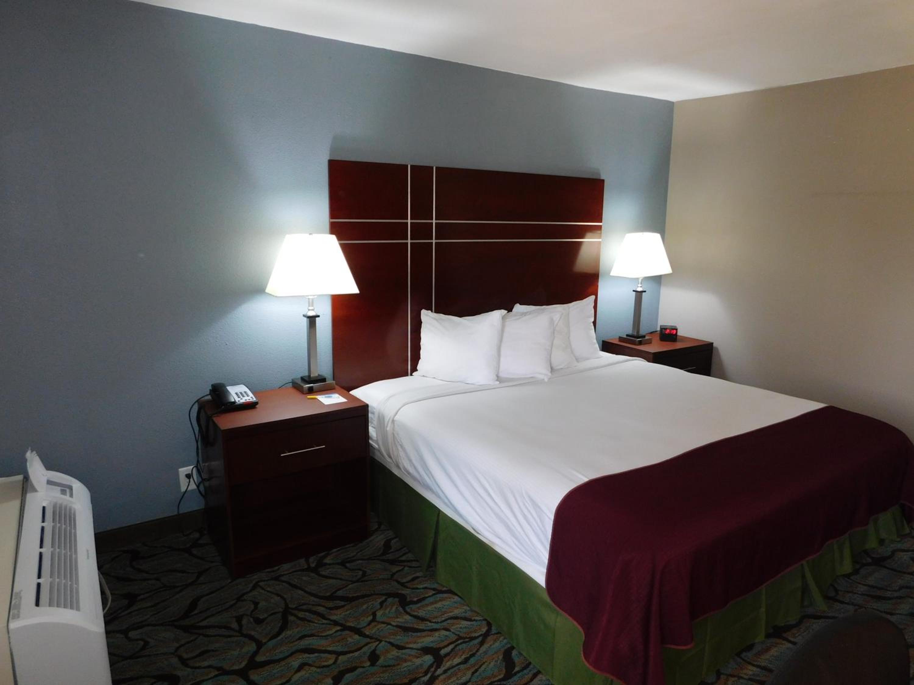 King Room - Non-Smoking - Photo 8