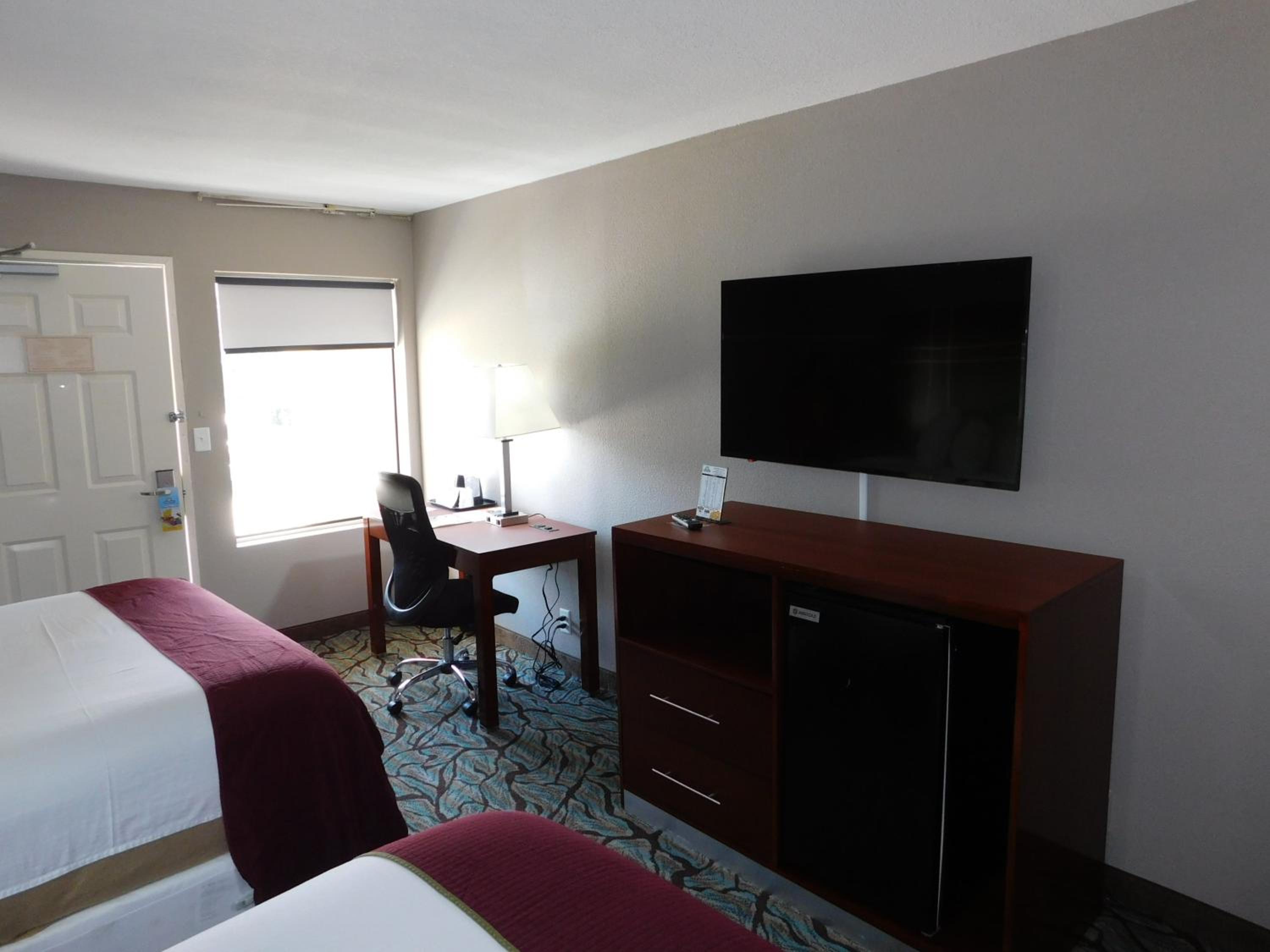 Queen Room with Two Queen Beds - Non-Smoking - Photo 7