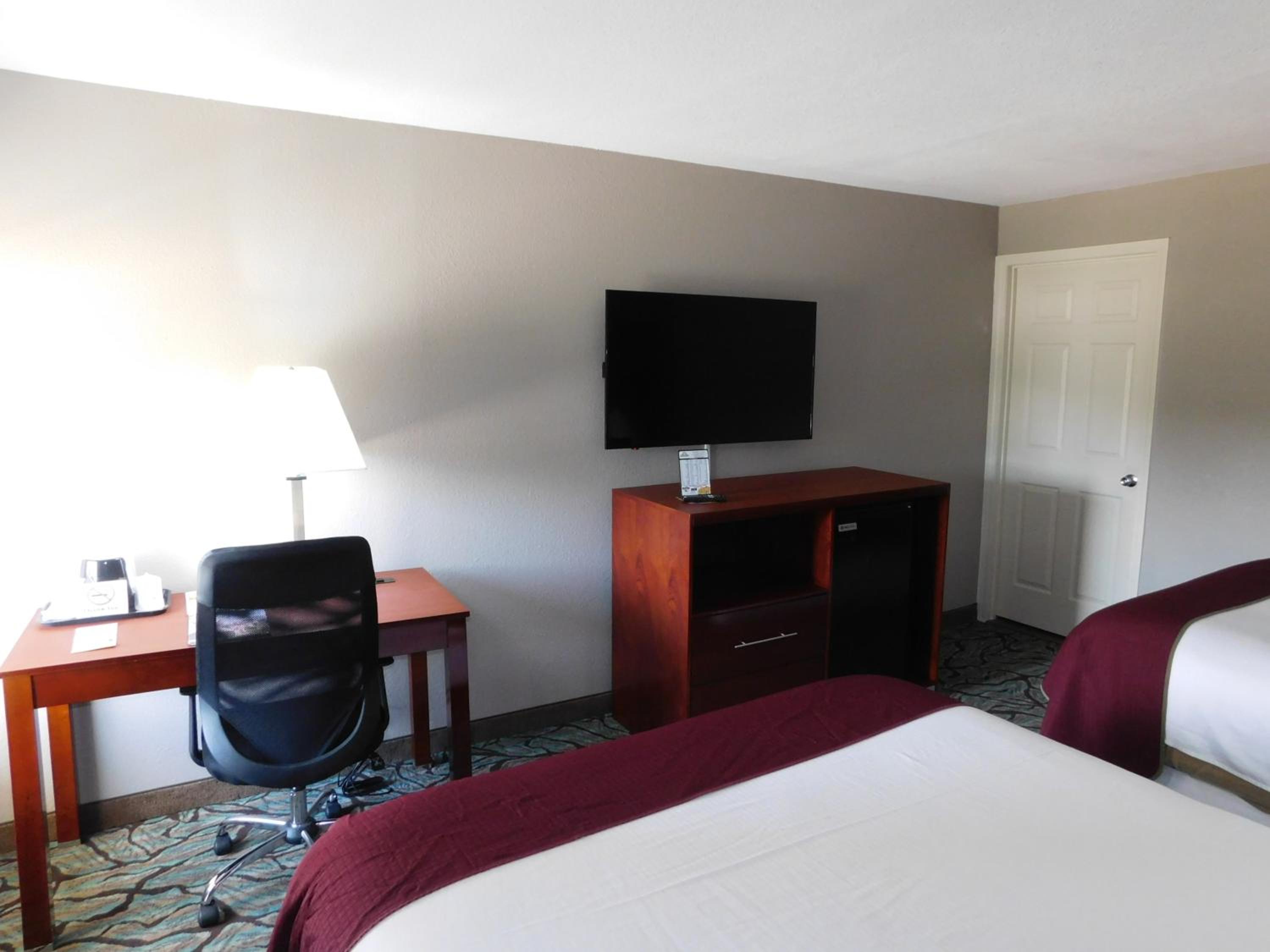 Queen Room with Two Queen Beds - Non-Smoking - Photo 10