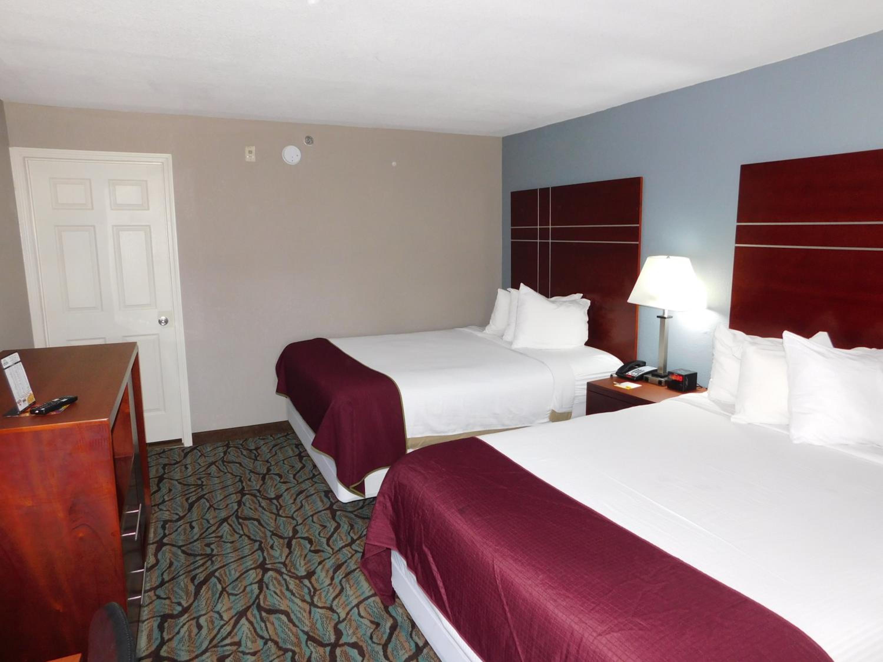 Queen Room with Two Queen Beds - Non-Smoking - Photo 3